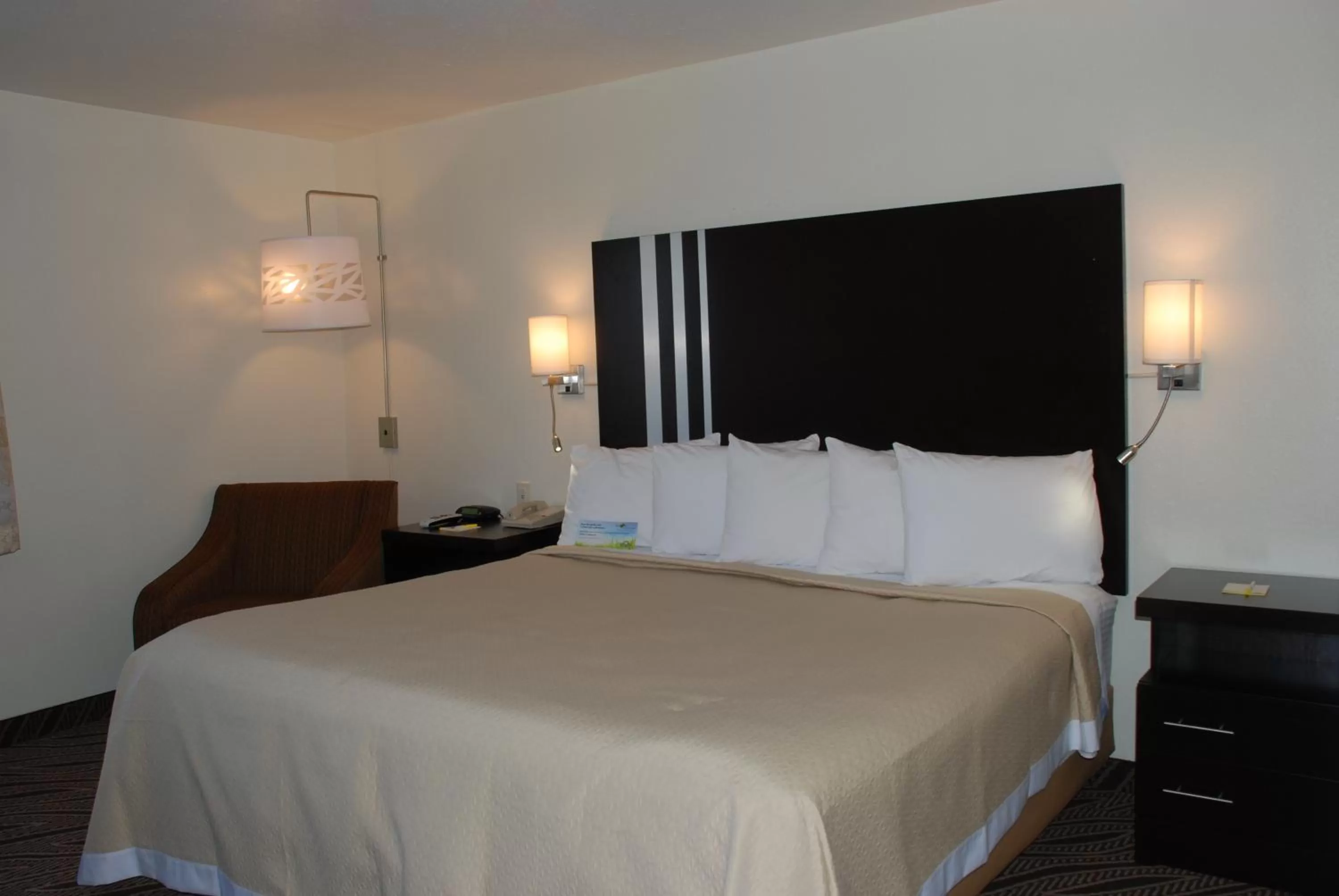 Bed in Days Inn by Wyndham Dyersburg