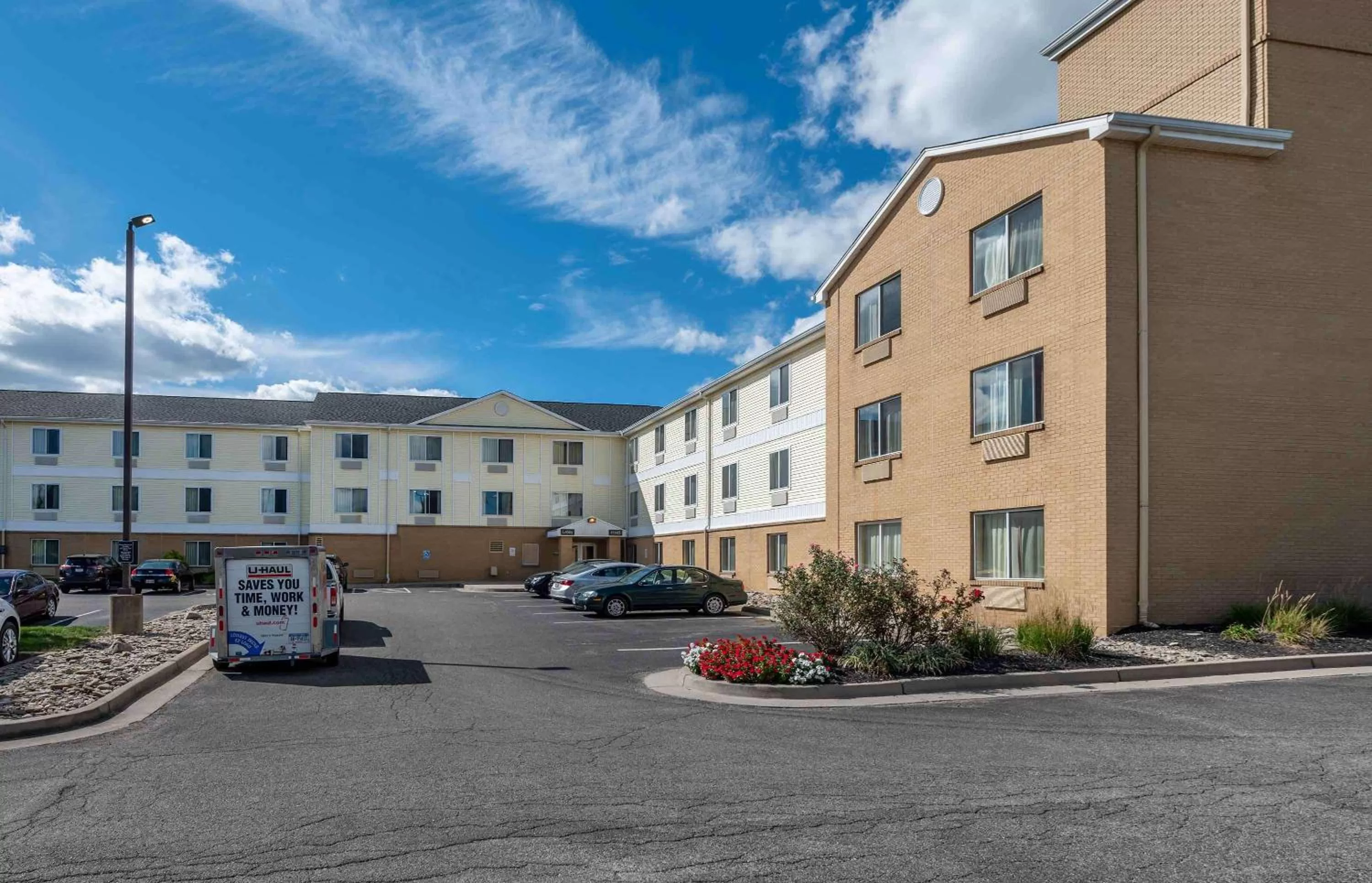 Property building in Extended Stay America Suites - Cincinnati - Blue Ash - Kenwood Road
