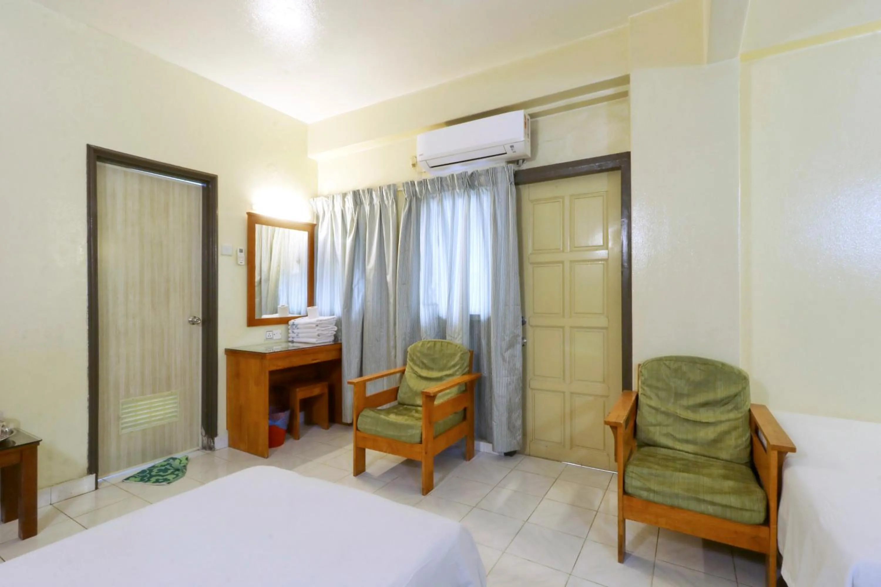 Seating area, Bed in Nan Yeang Hotel Petaling Street