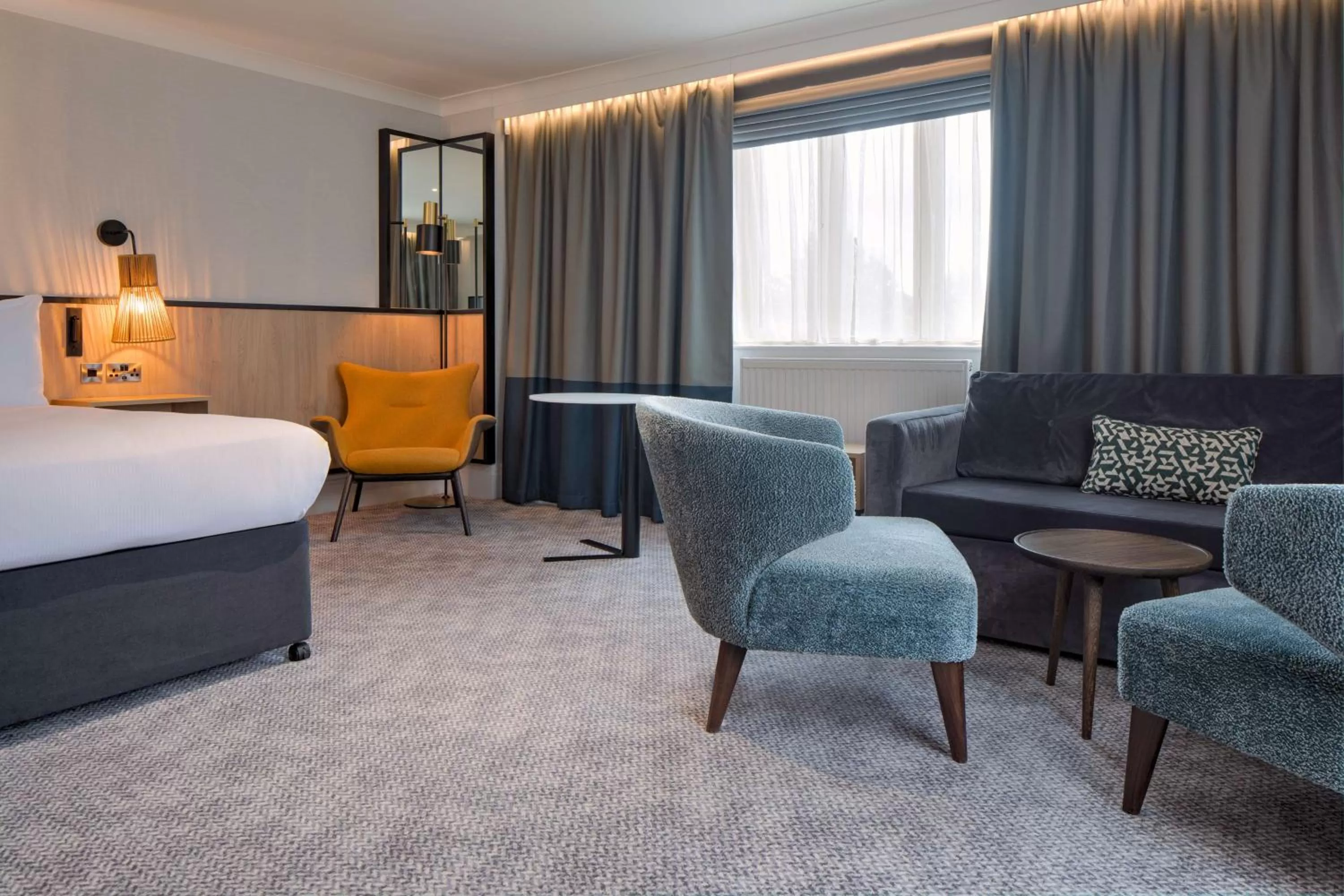 Living room, Bed in DoubleTree by Hilton London Elstree