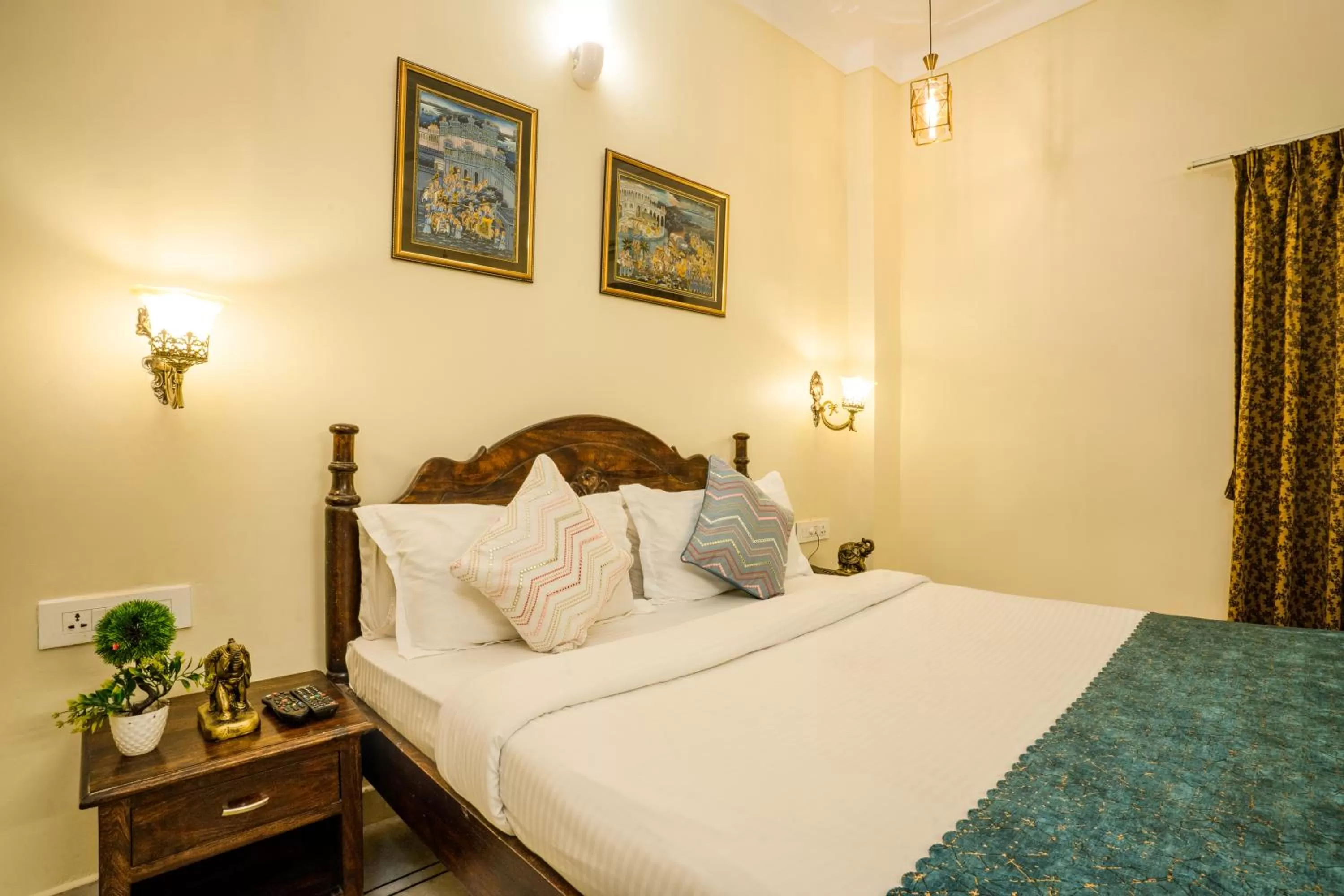 Bed in Tripli Hotels Shiv Villas