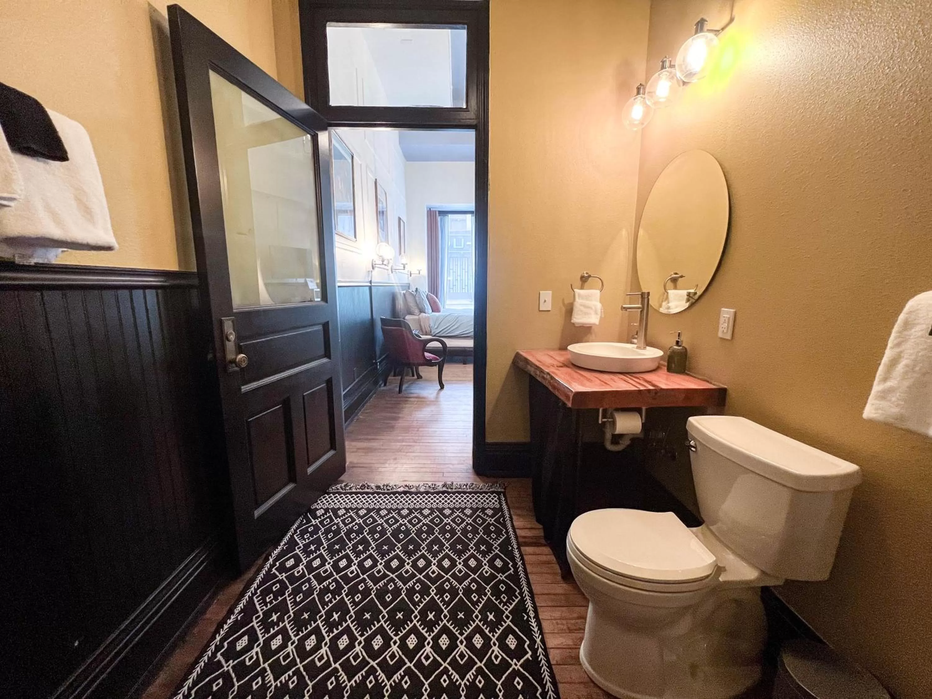 Toilet in The Oliver Inn