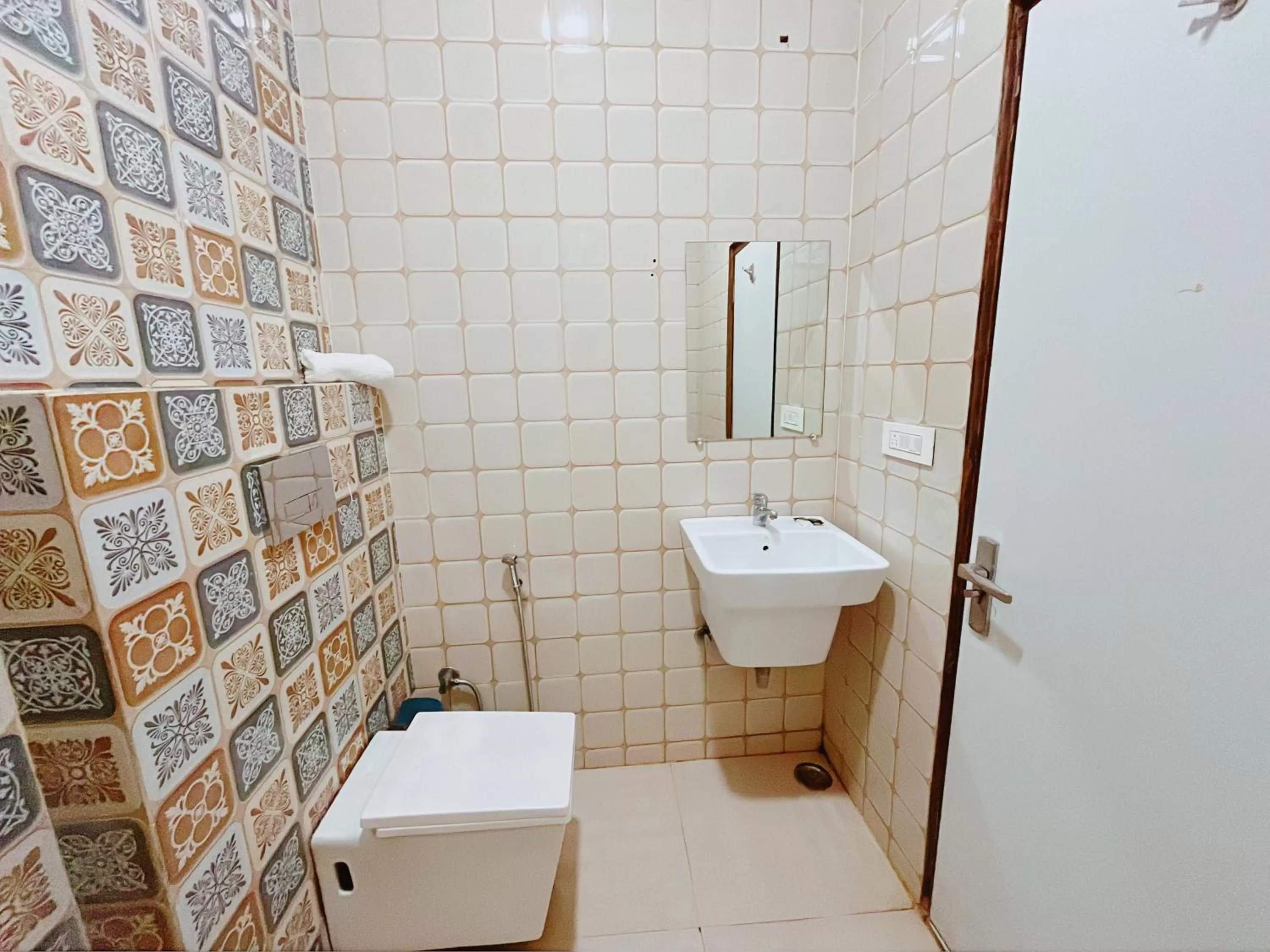 Toilet in Ashoka Hotel Karol Bagh Delhi