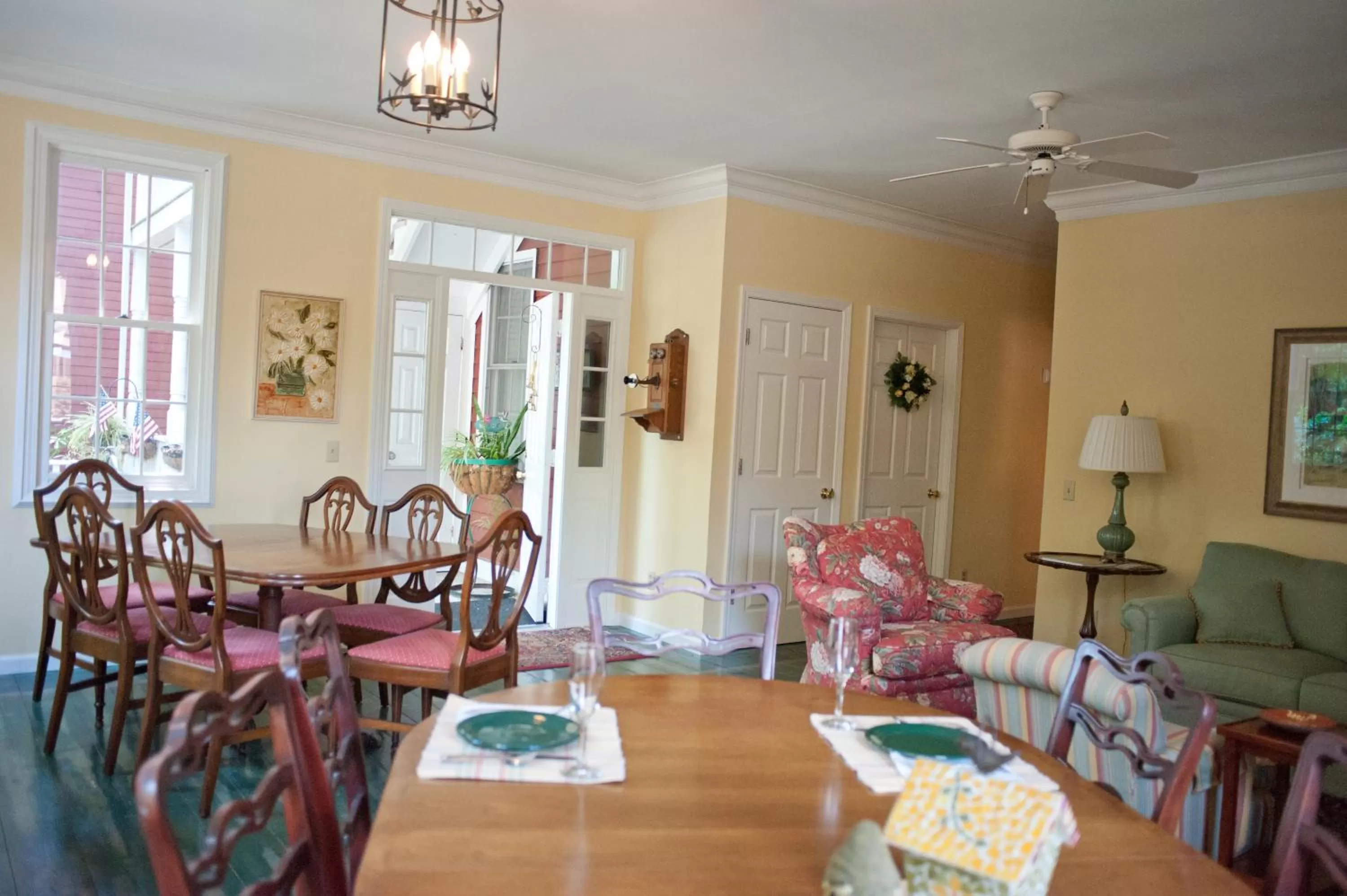 Communal lounge/ TV room in Green Tree Inn