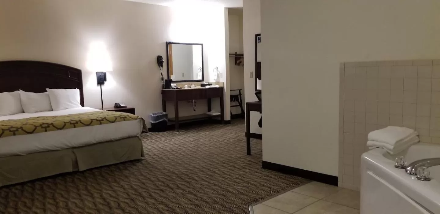 Hot Tub, Bed in Baymont by Wyndham Harlan