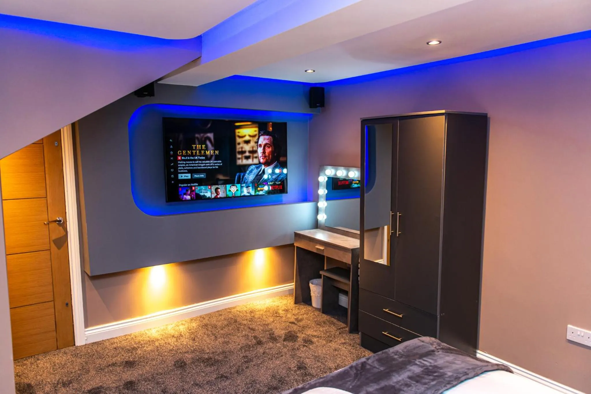 Bedroom, Bed in Optimal Apartments