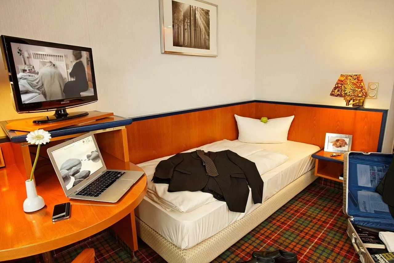 Photo of the whole room, Bed in Rheinhotel Vier Jahreszeiten Bad Breisig