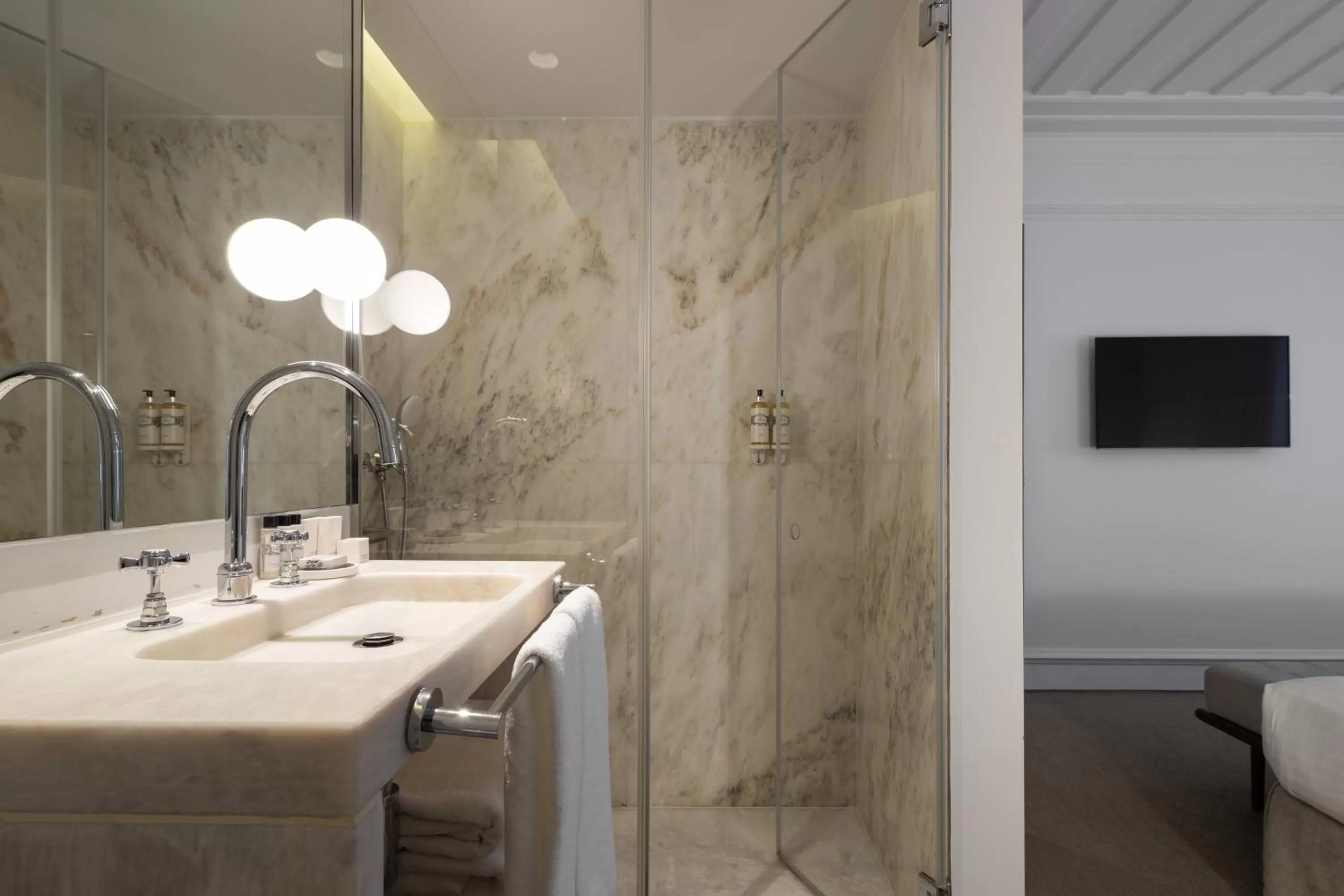 Bathroom in Lisboa Pessoa Hotel