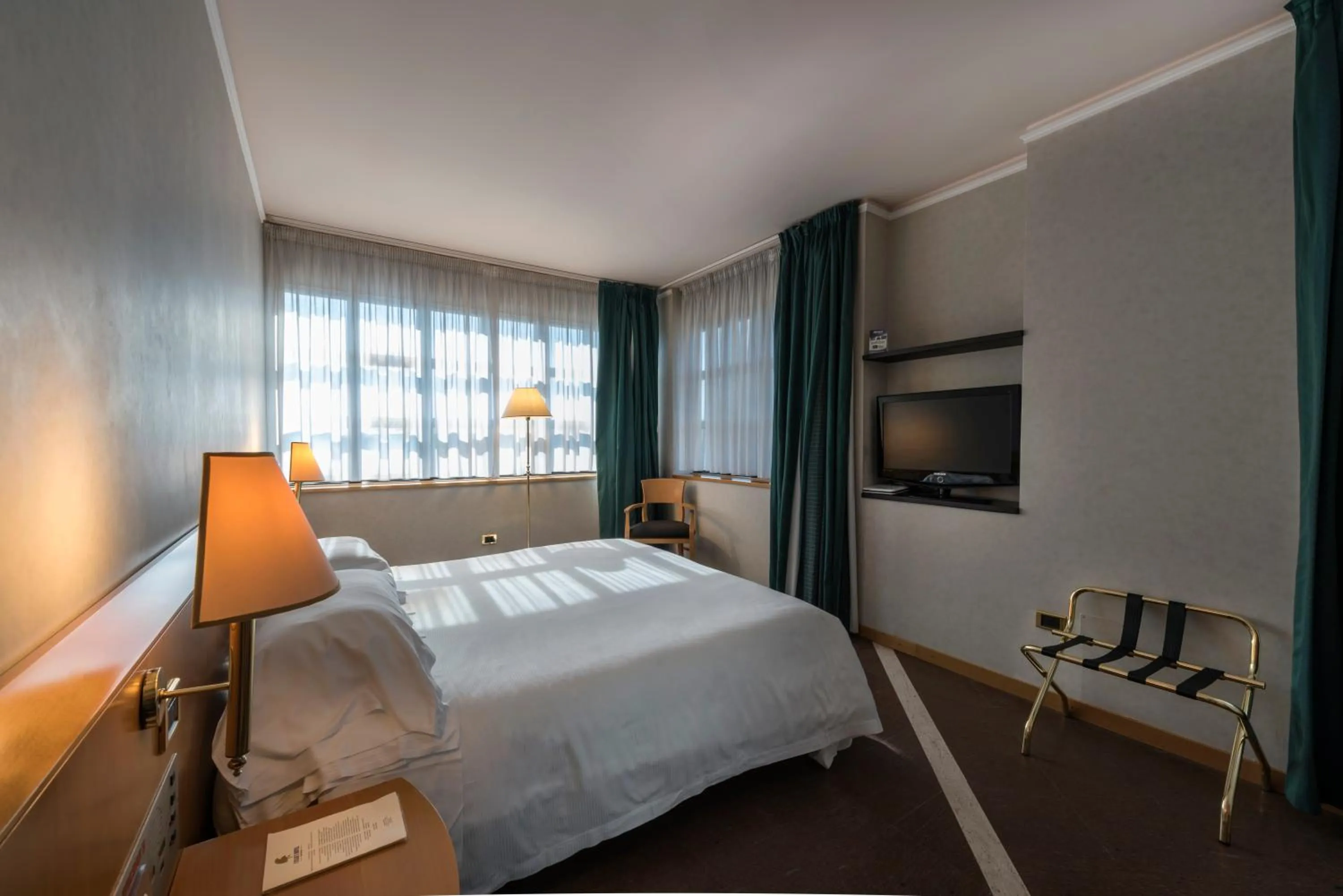 Photo of the whole room, Bed in Caesar's Hotel