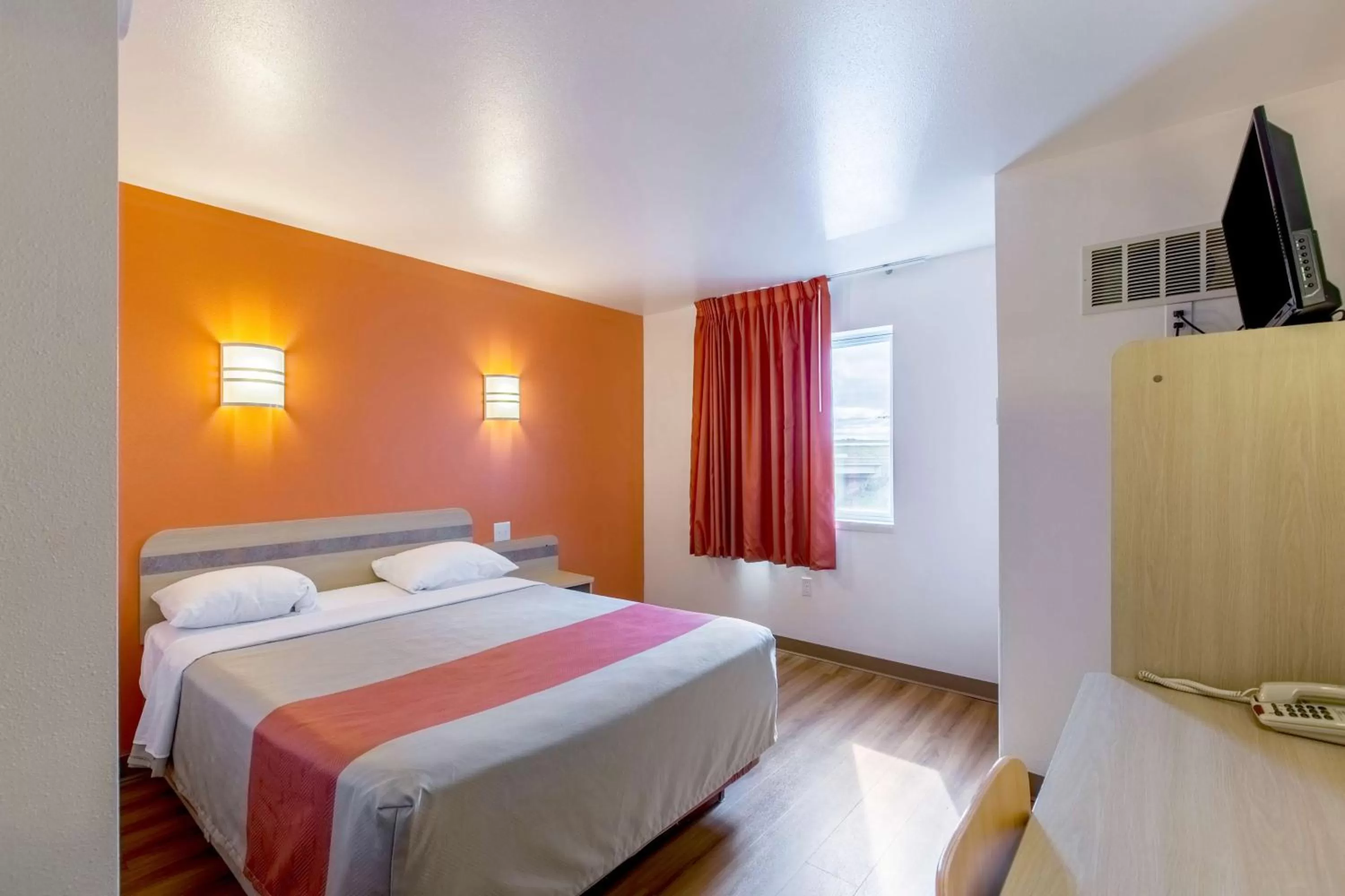 Bedroom, Bed in Motel 6-Baraboo, WI - Lake Delton-Wisconsin Dells