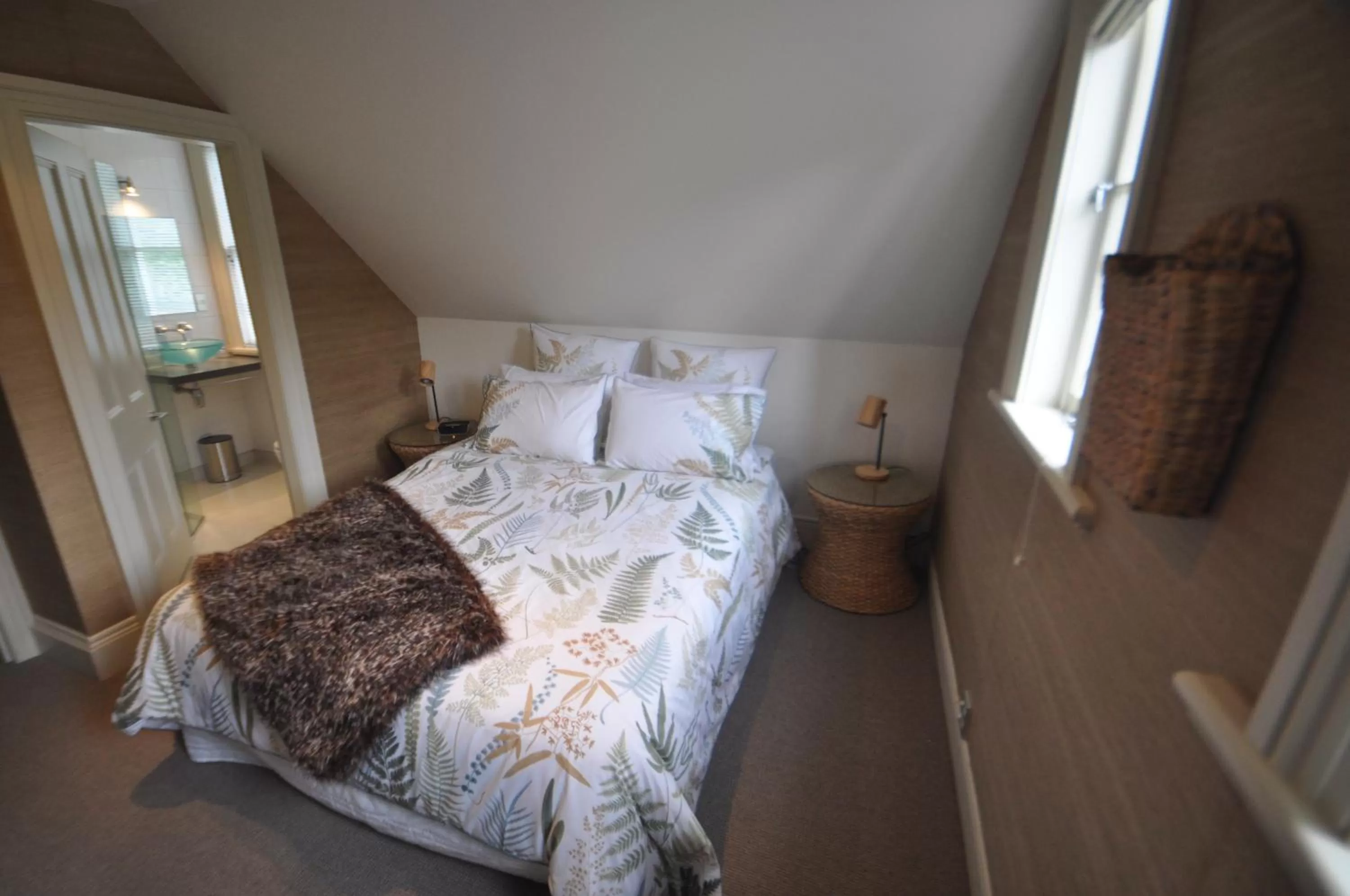 Bedroom, Bed in Issey Manor