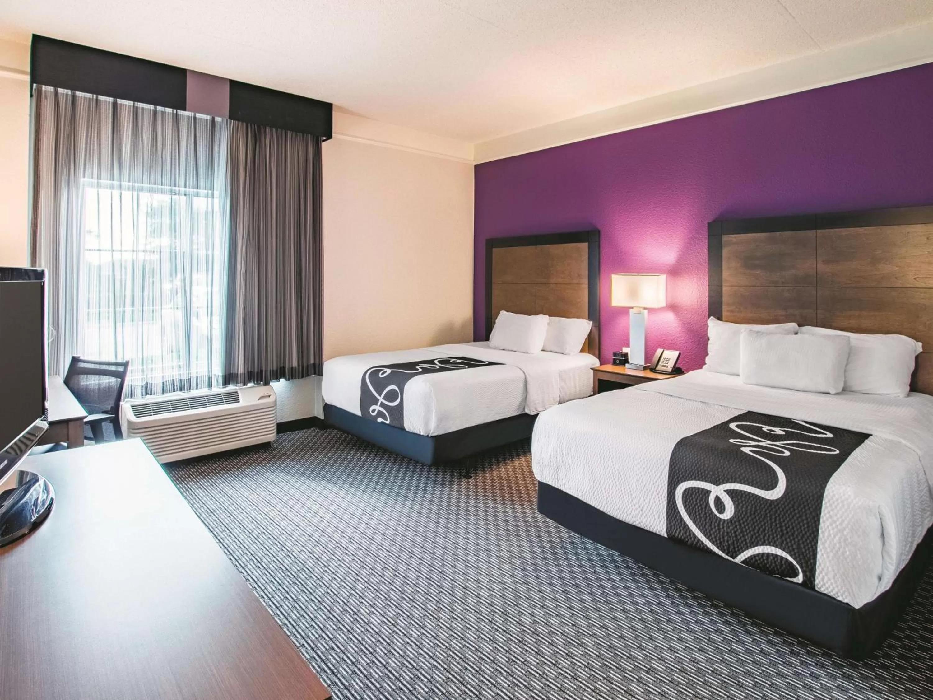 Photo of the whole room, Bed in La Quinta by Wyndham Fort Worth City View