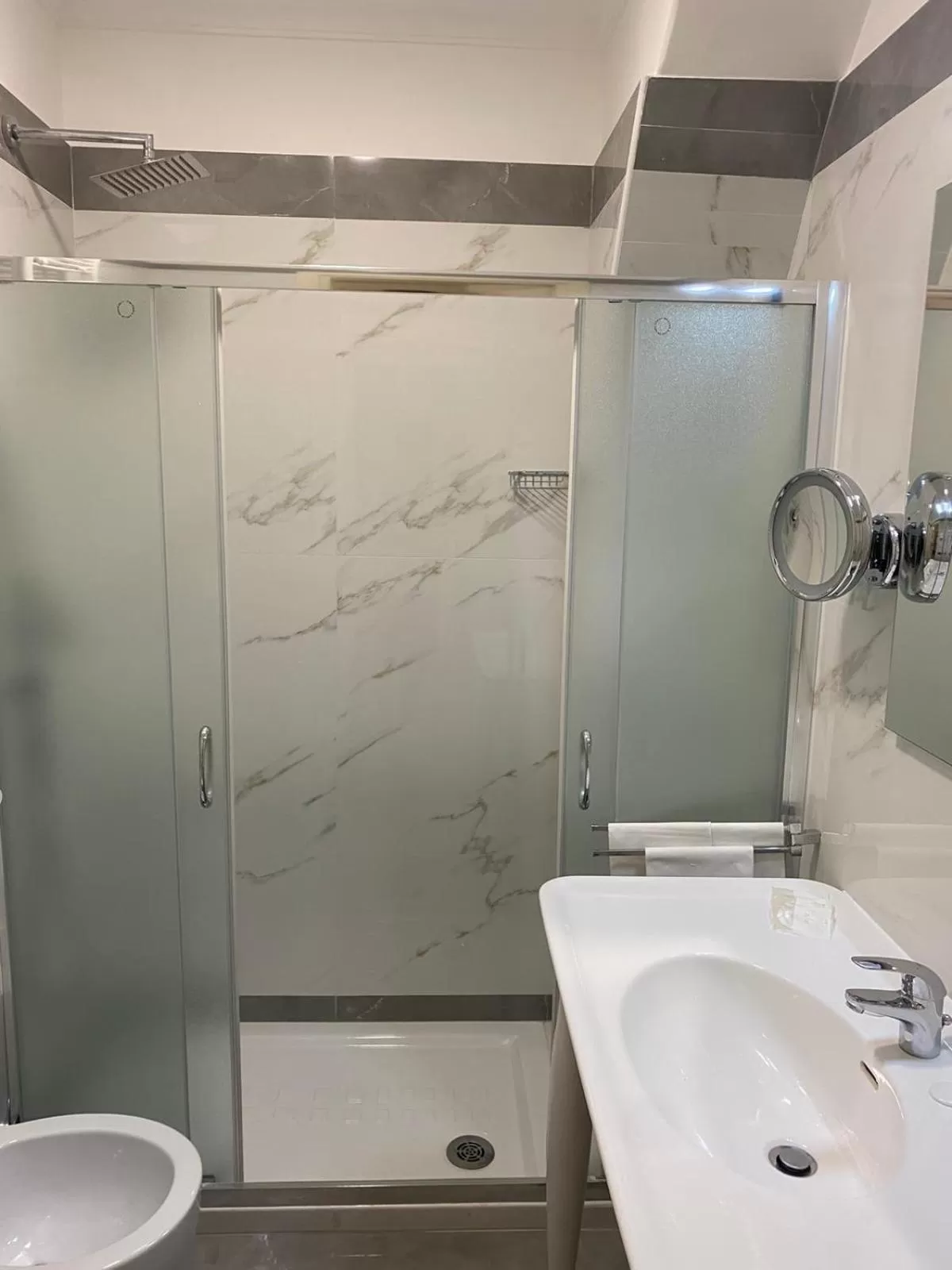 Shower in Hotel Contilia