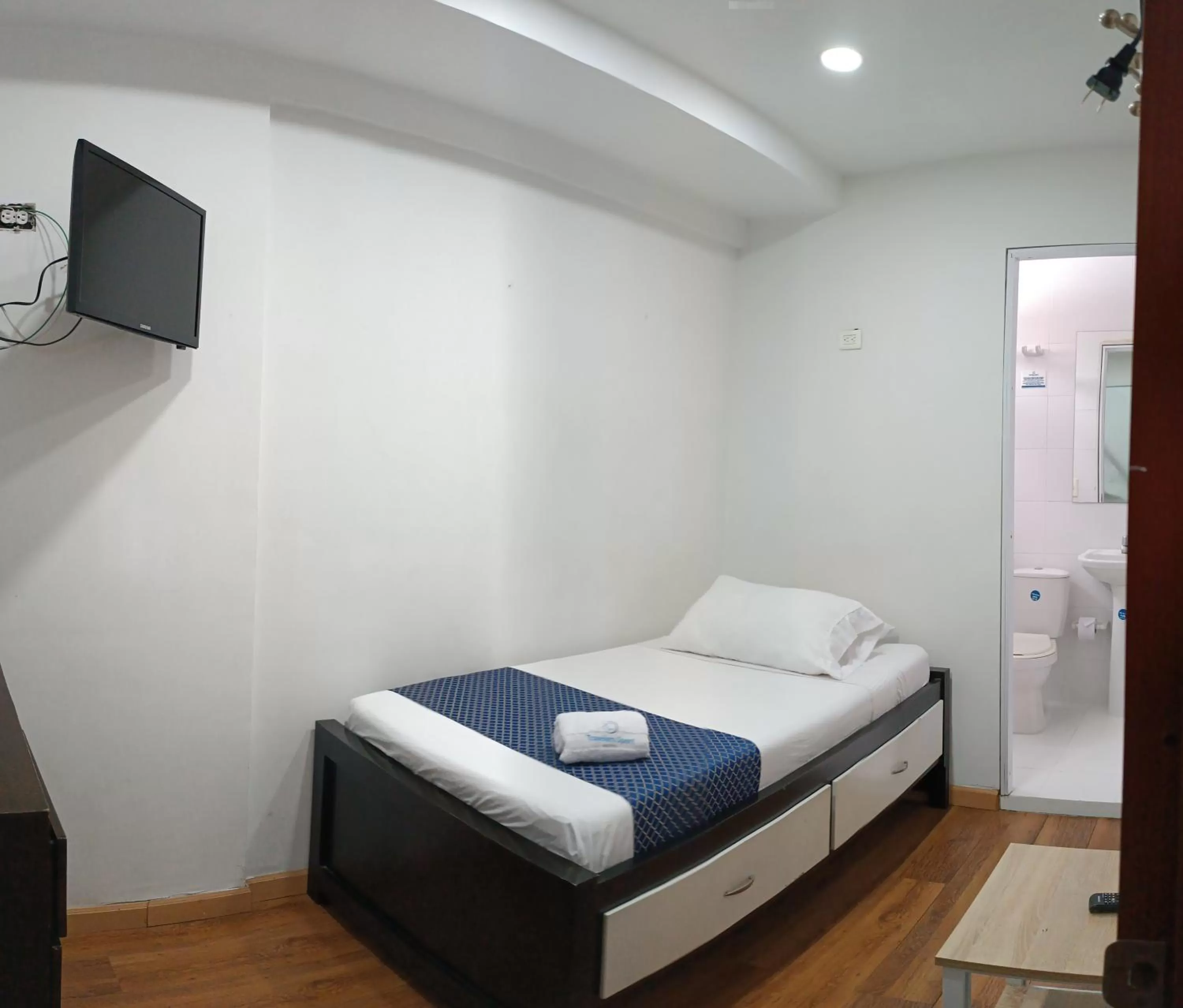 Toilet, Bed in Hotel Travelers Sport