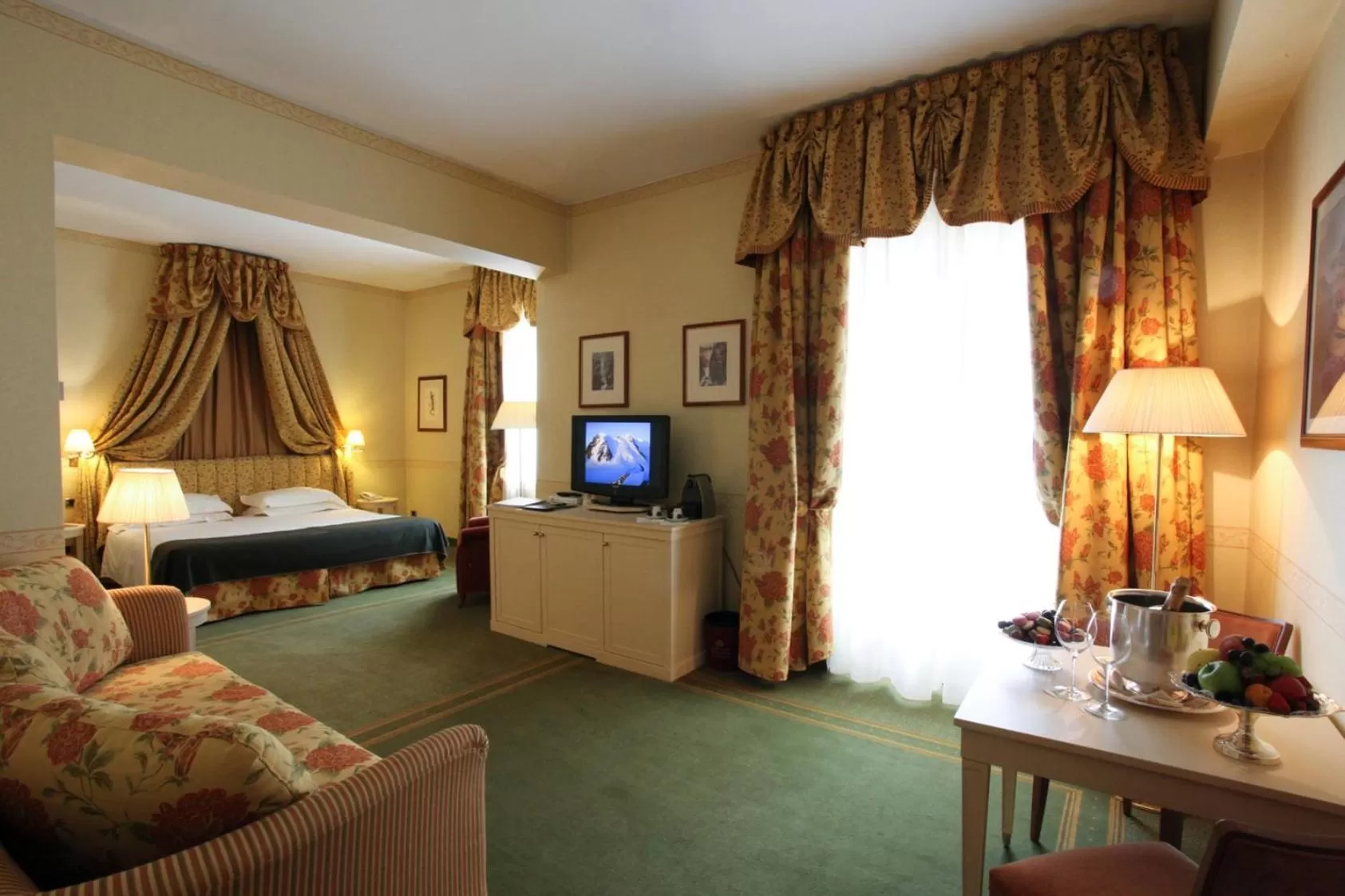 Photo of the whole room, Bed in Grand Hotel Royal E Golf