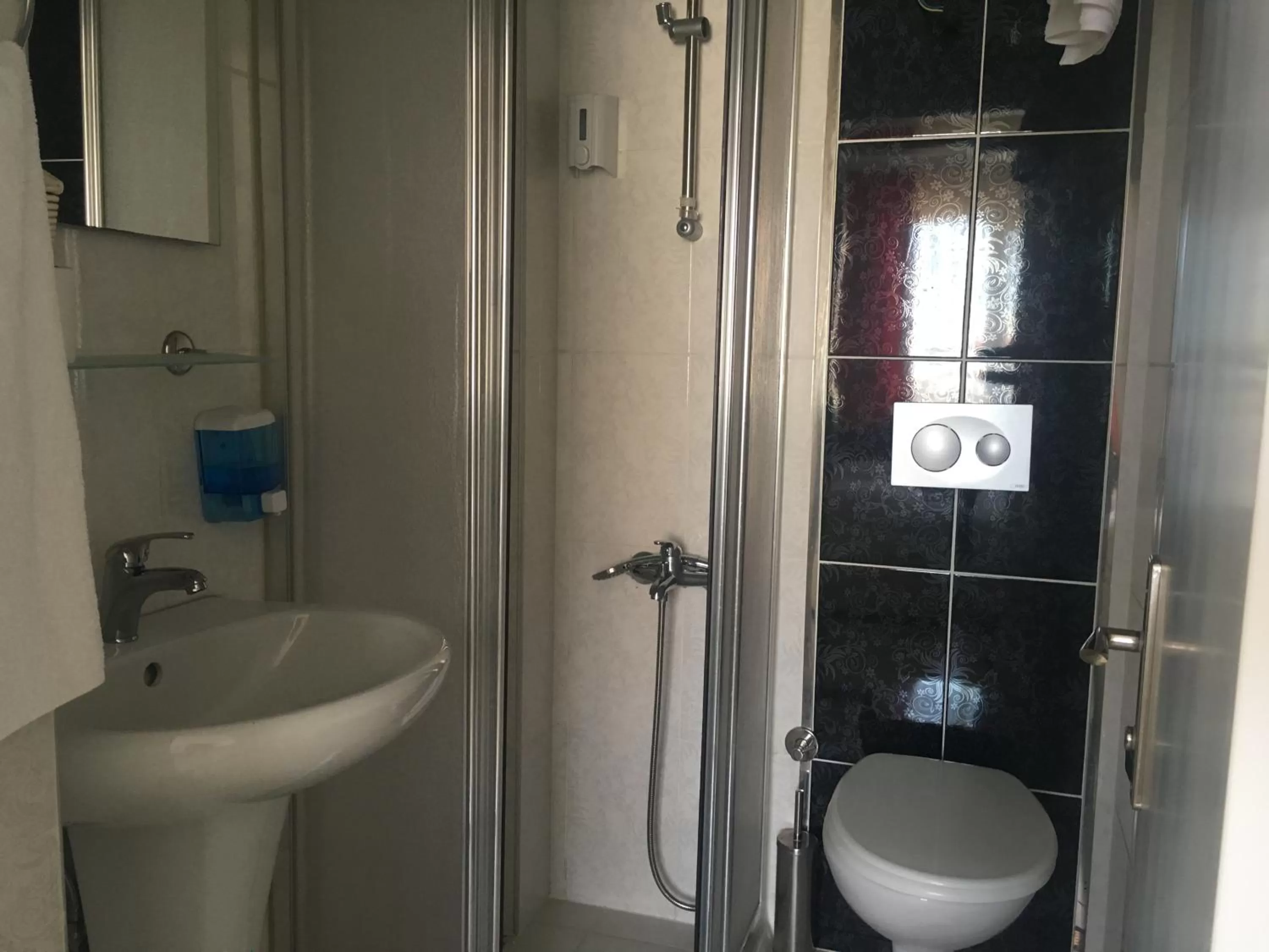 Shower in Mutado Hotel