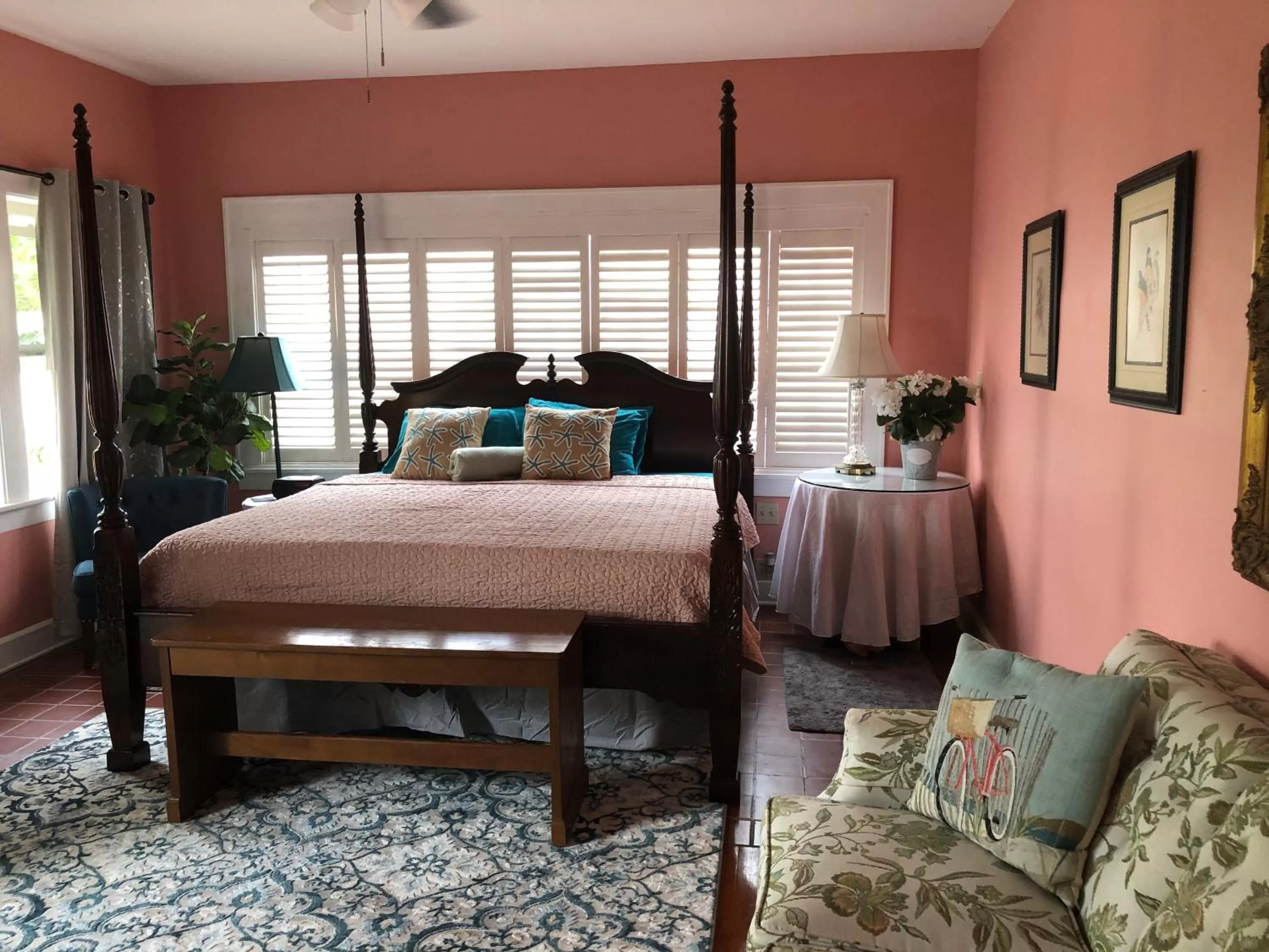 Bed in Sea Breeze Manor Inn