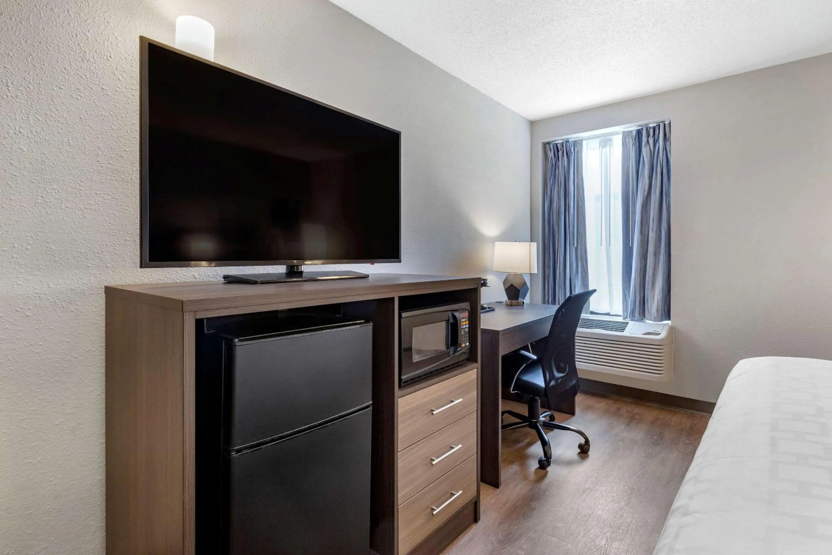 Photo of the whole room, Bed in Clarion Pointe Raleigh Midtown