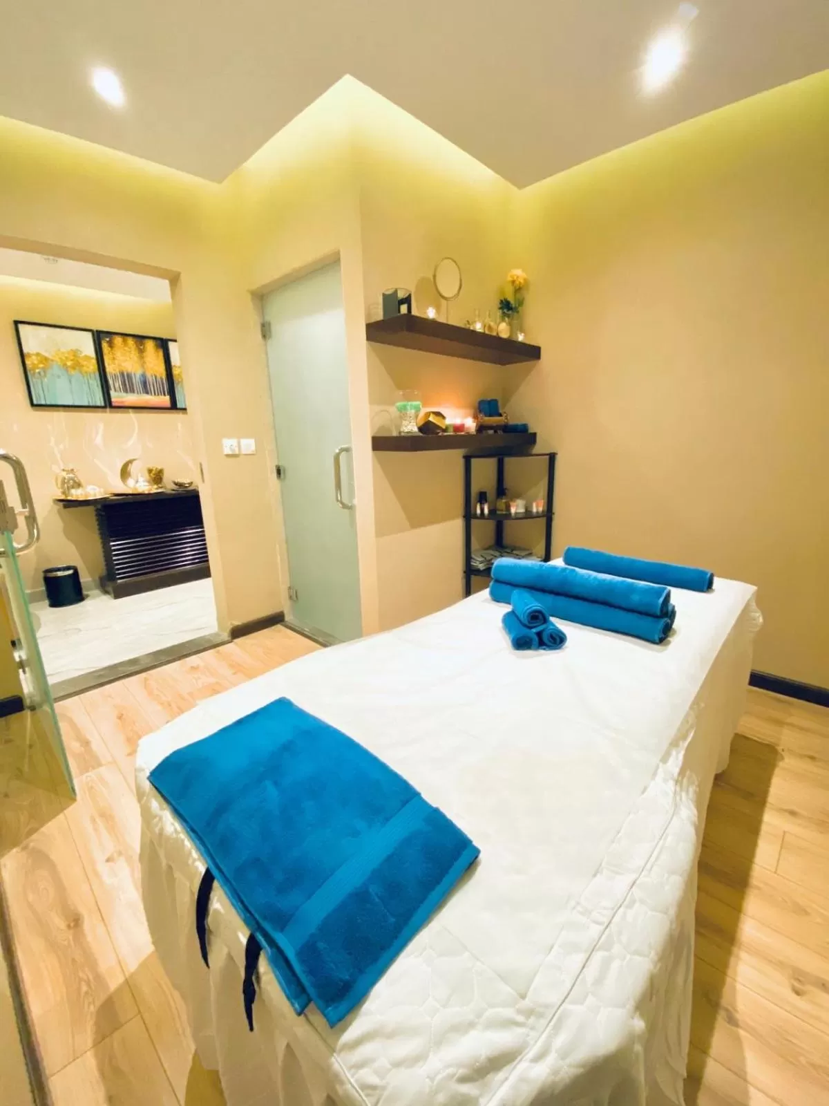 Spa and wellness centre/facilities, Bed in Naviti Warwick Dammam