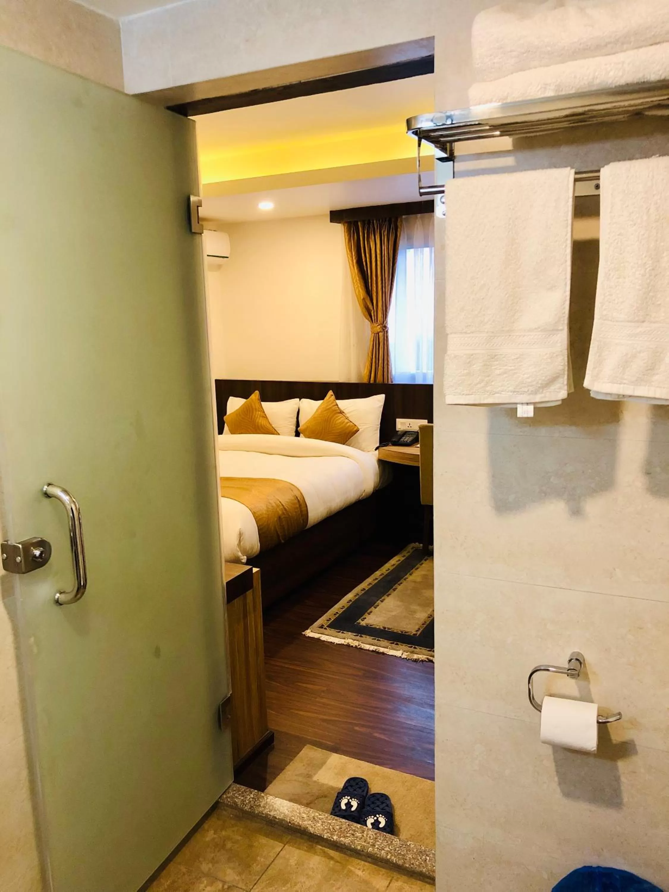 Bathroom, Bed in The Milestone Hotel