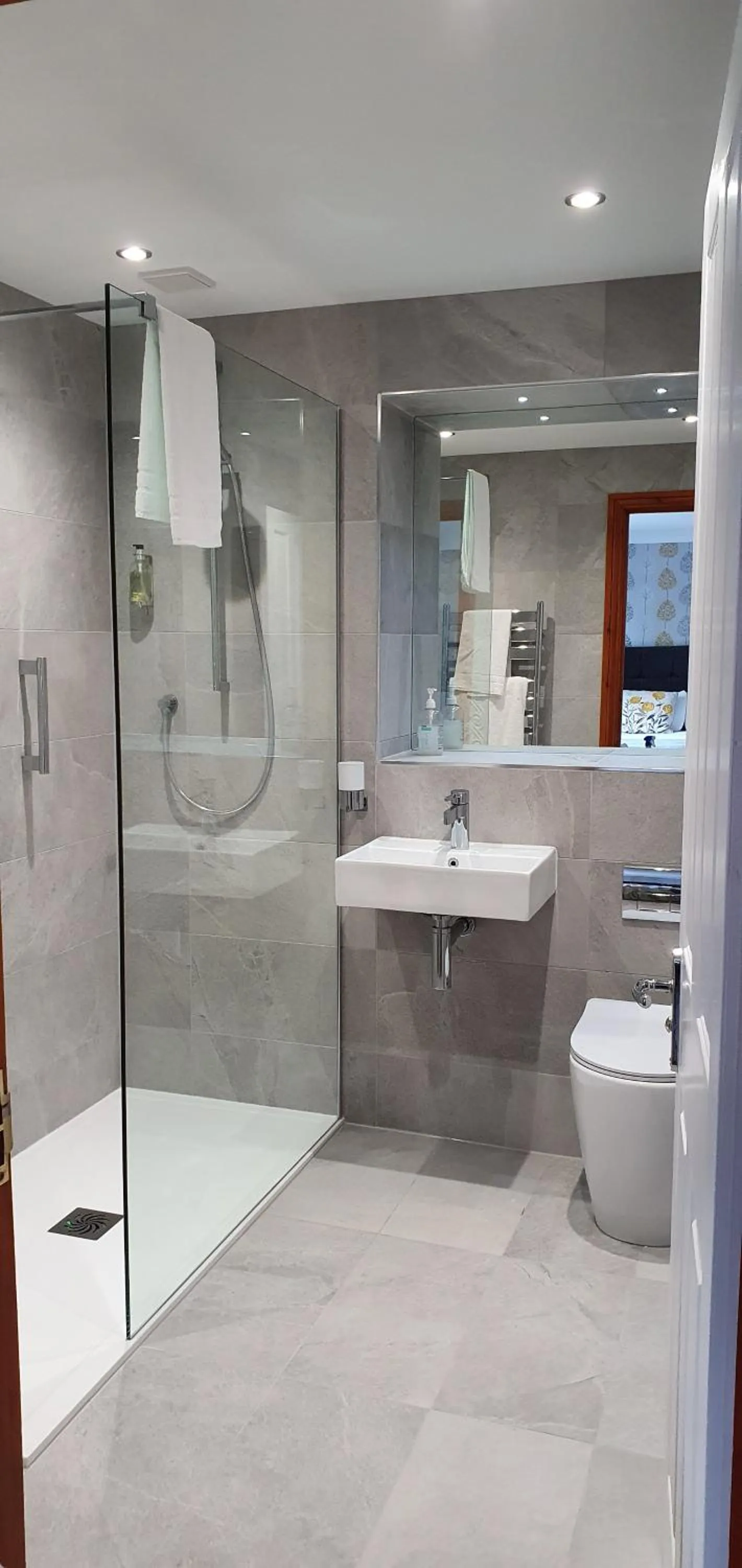 Bathroom in The Lawn Guest House Gatwick