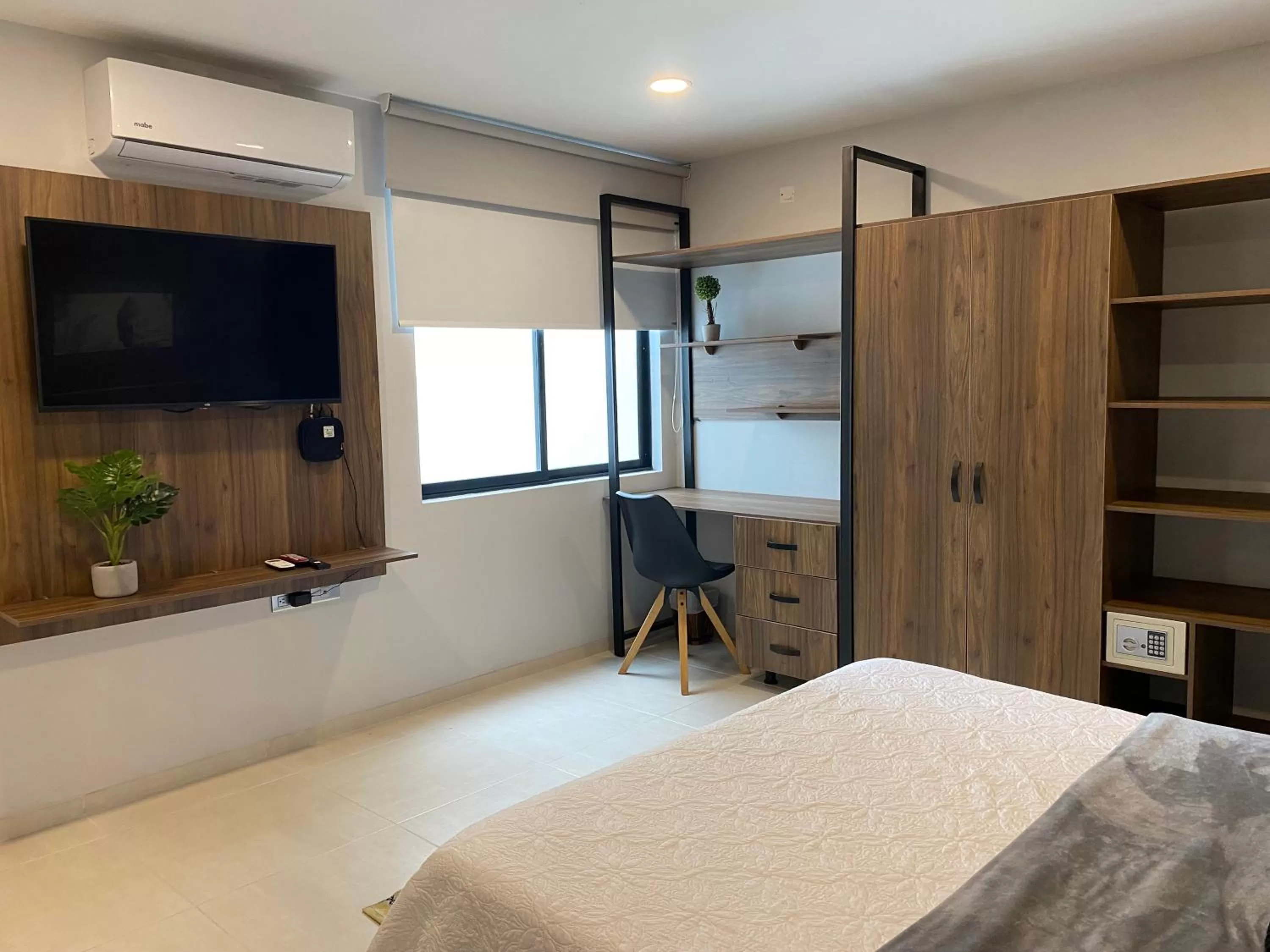 Photo of the whole room, Bed in Kapital Suites