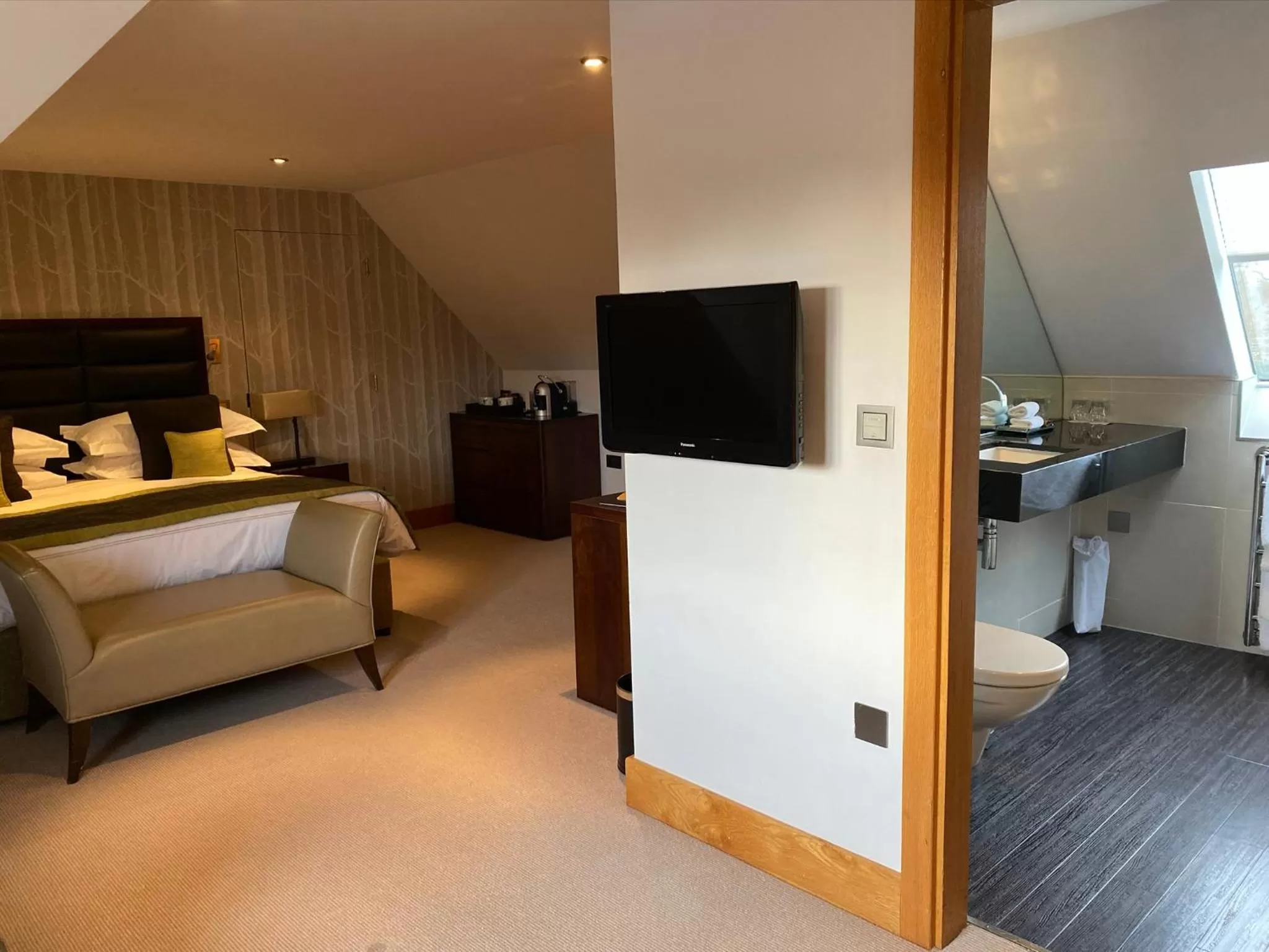 Photo of the whole room, Bed in Great Fosters - Near Windsor