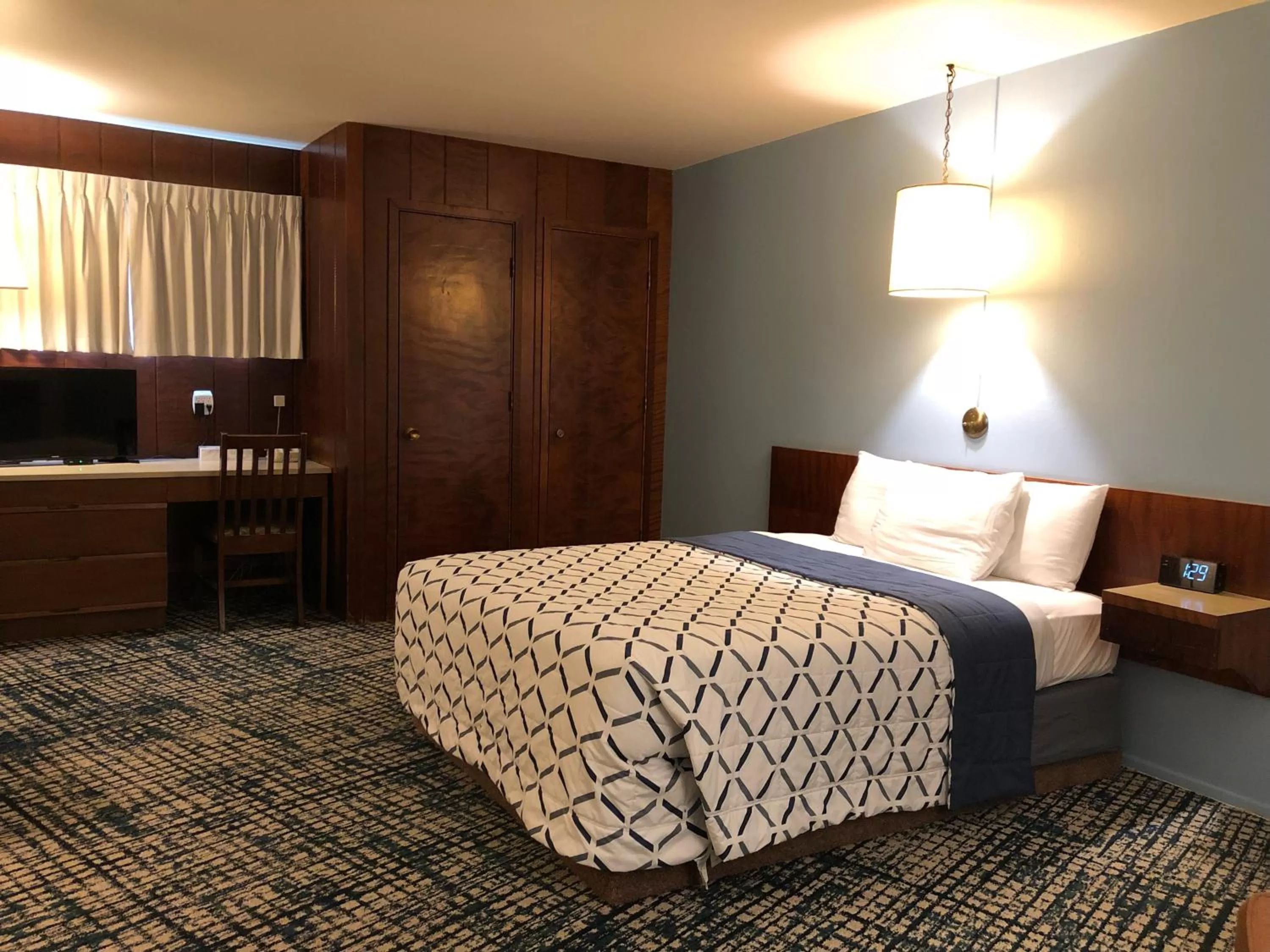 Bed in Curly Redwood Lodge