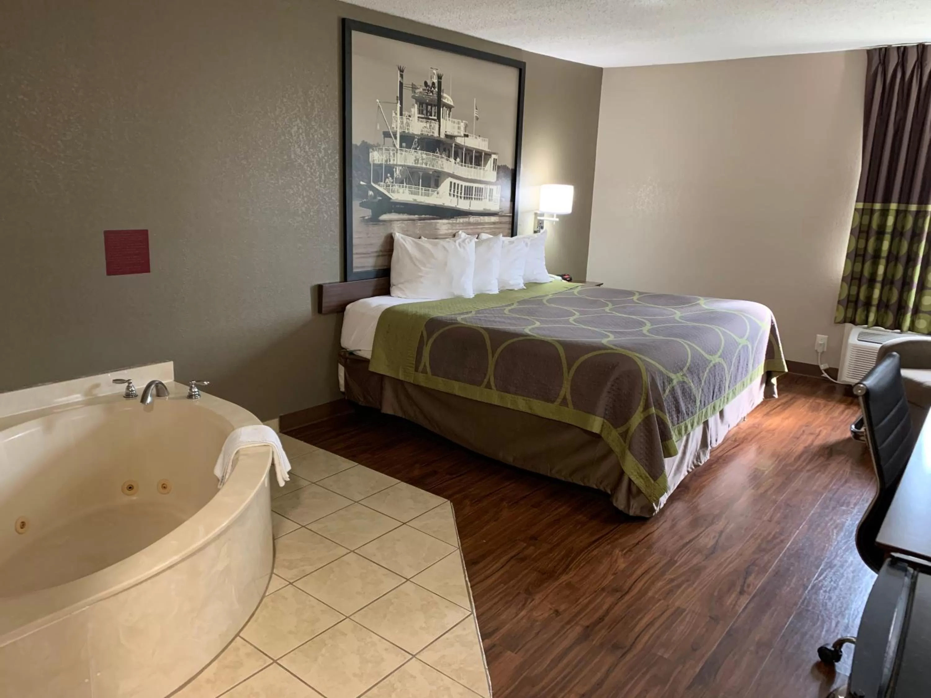 Photo of the whole room, Bed in Super 8 by Wyndham Hernando