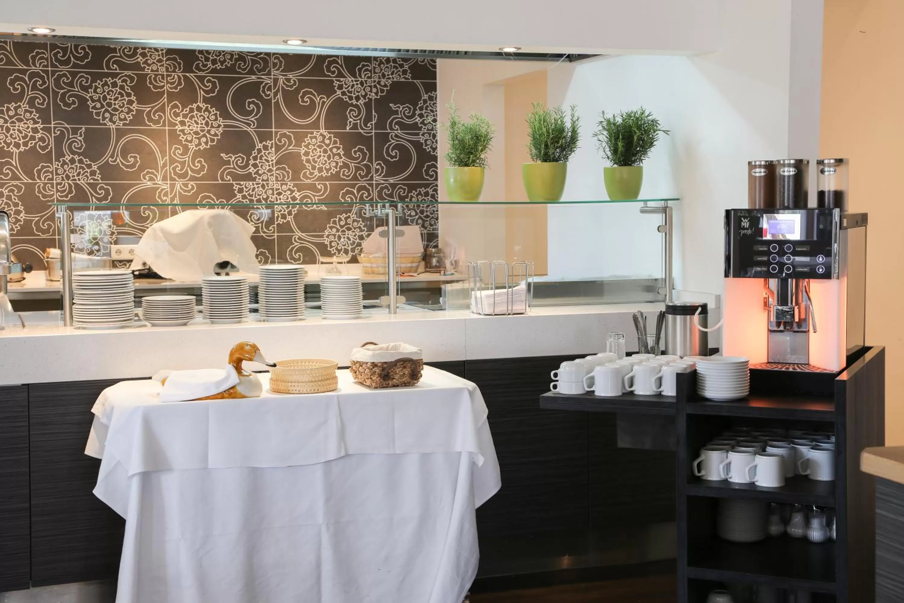 Food and drinks in HOTEL PARQÉO im A66