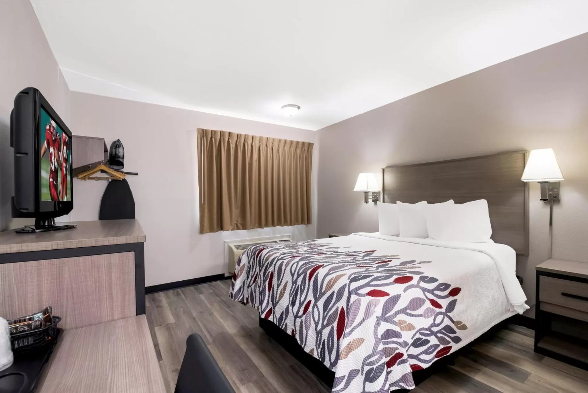 Bedroom, Bed in Red Roof Inn Chattanooga - Lookout Mountain