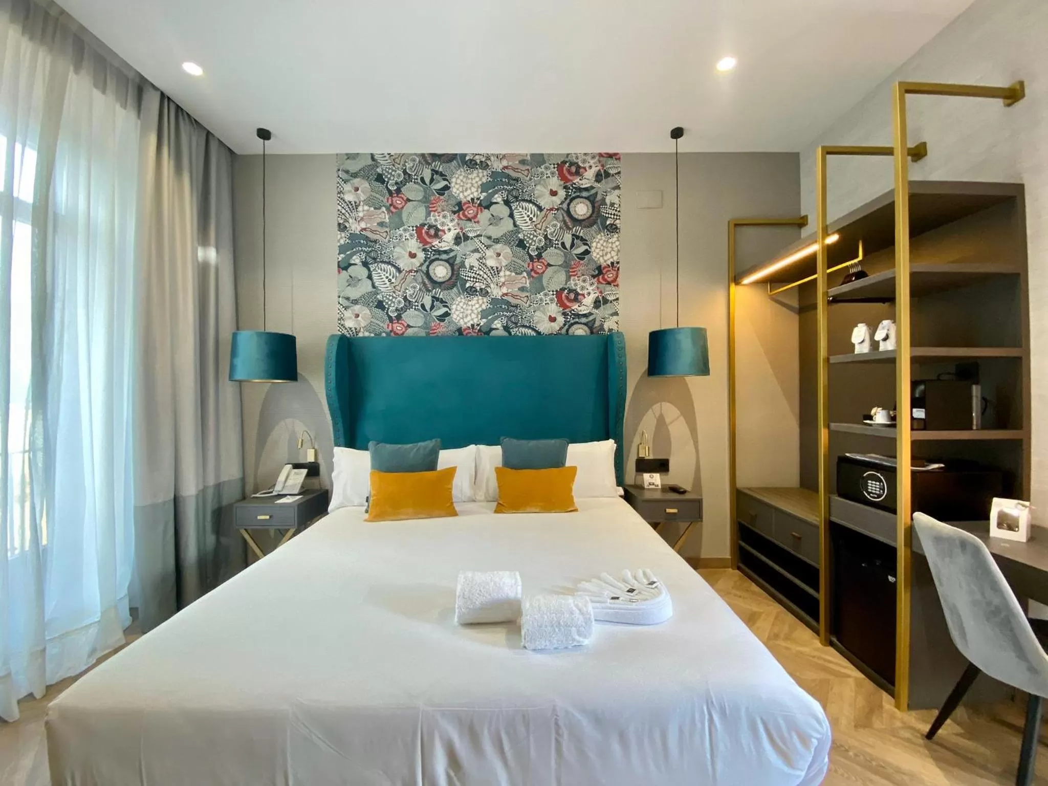 Photo of the whole room, Bed in Soho Boutique Sevilla