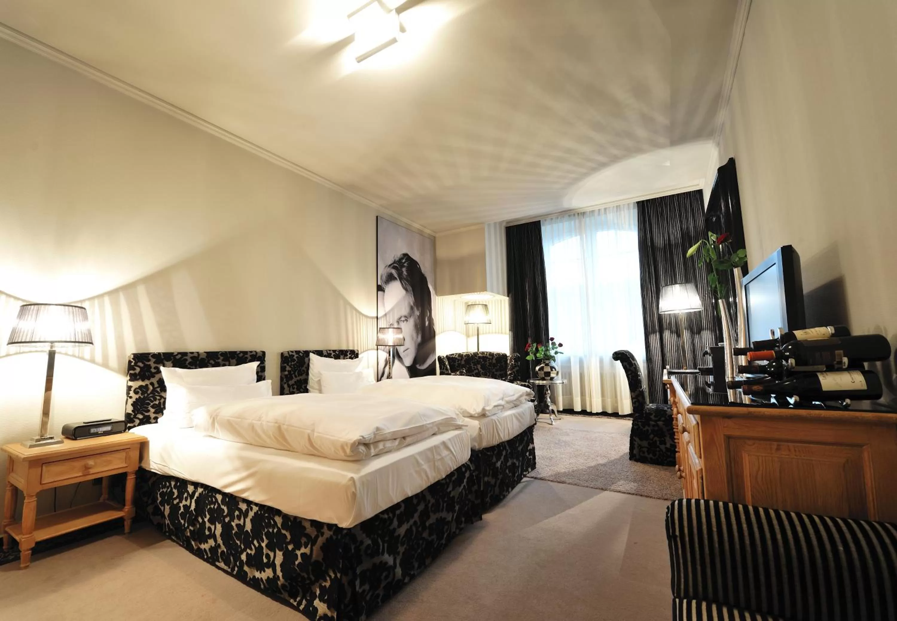 Photo of the whole room, Bed in Stage47