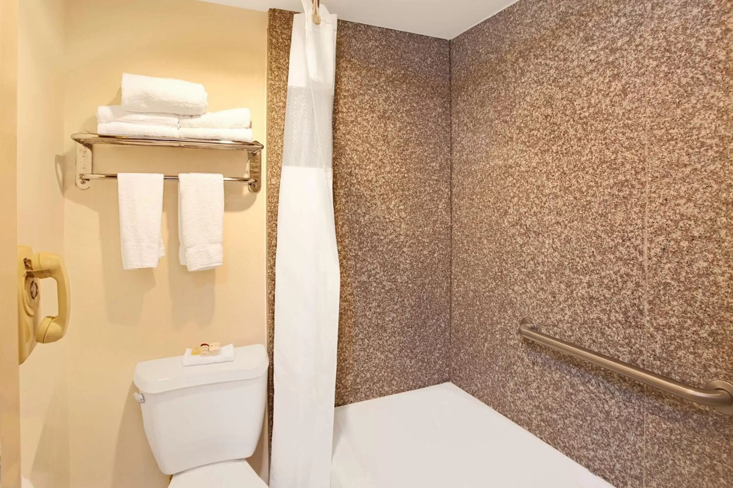 Queen Room - Non-Smoking in Ramada by Wyndham Pasadena Queen Room - Non-Smoking in Ramada by Wyndham Pasadena