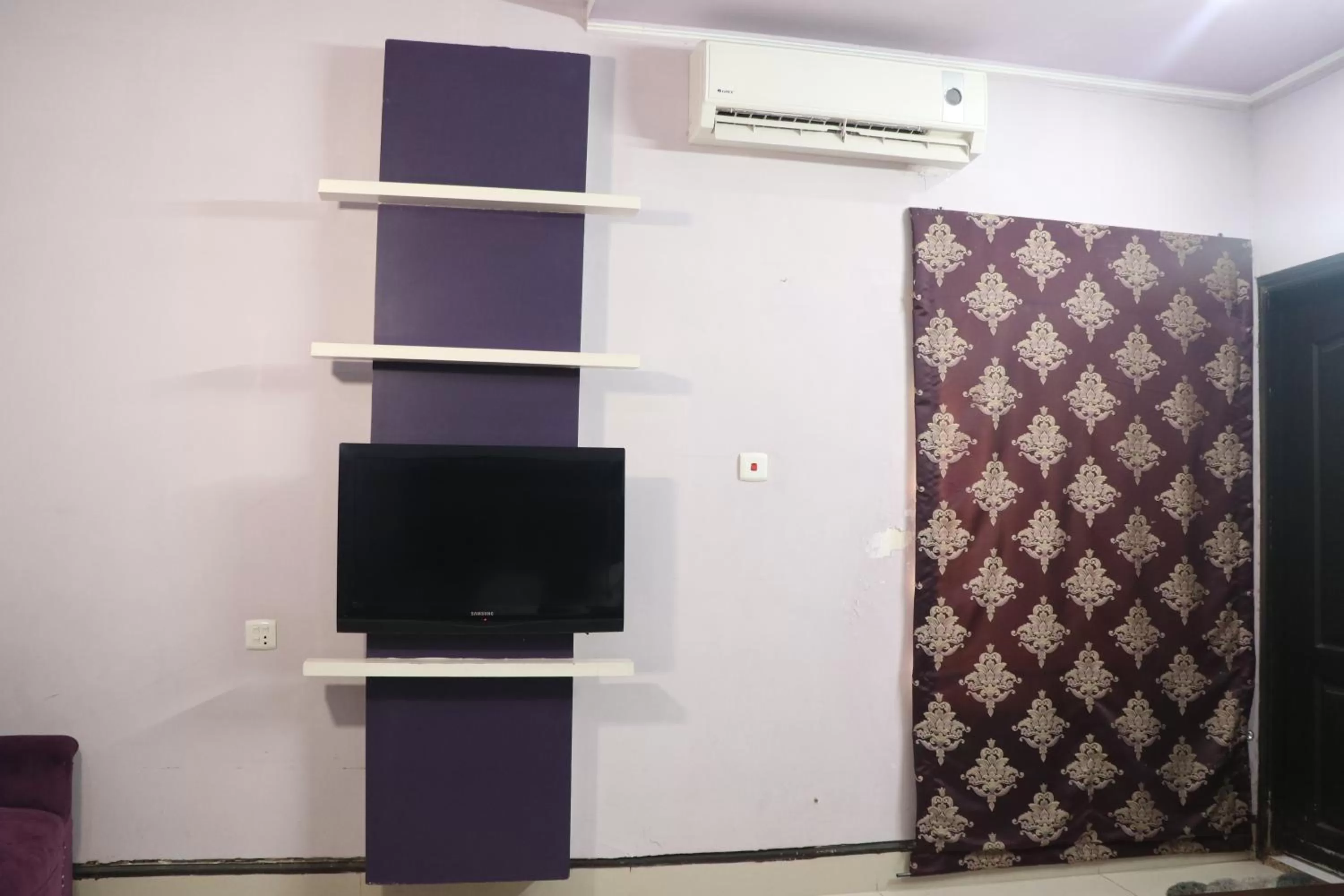 TV and multimedia, TV/Entertainment Center in Hotel Grace inn