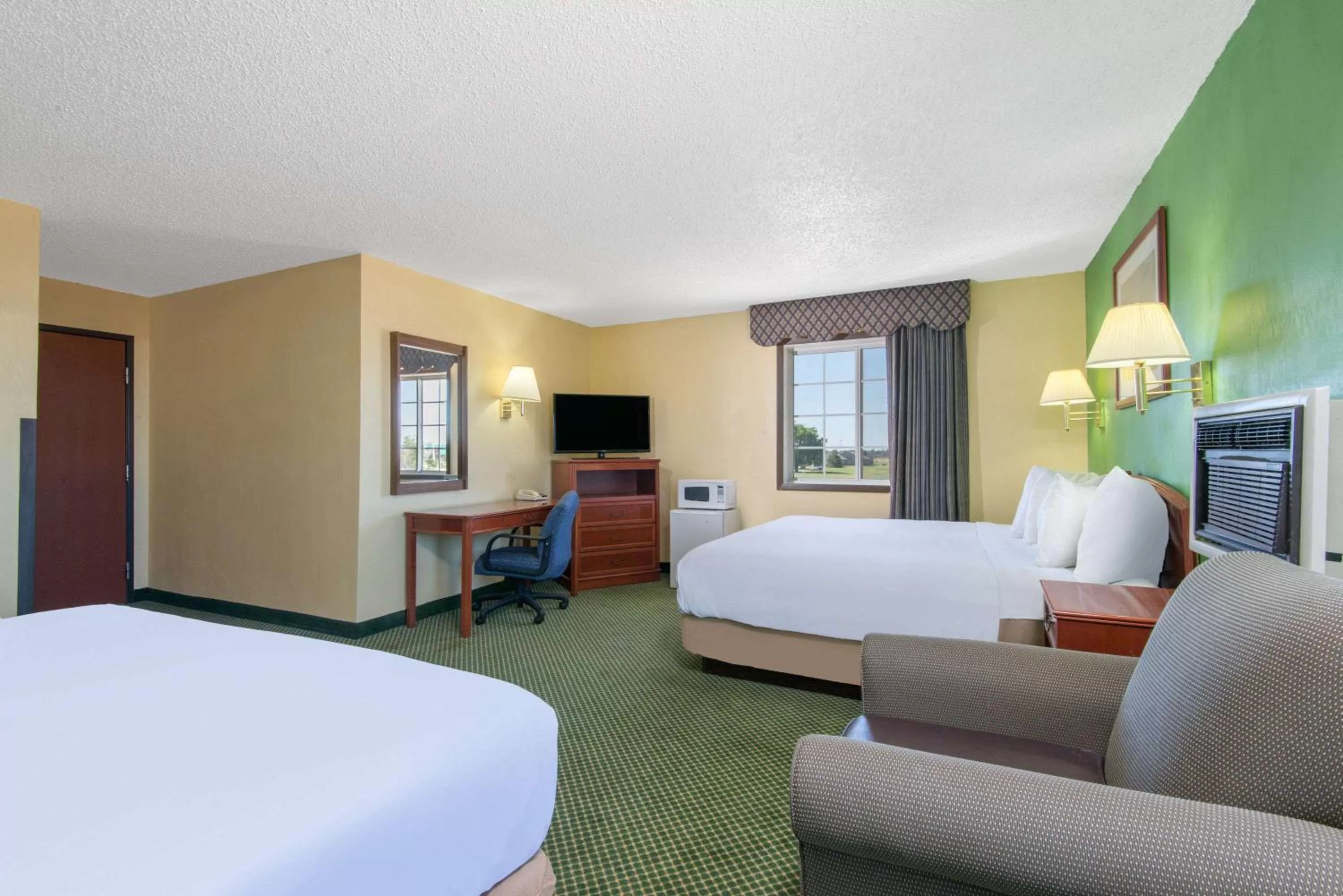 Photo of the whole room, Bed in Days Inn by Wyndham Great Bend