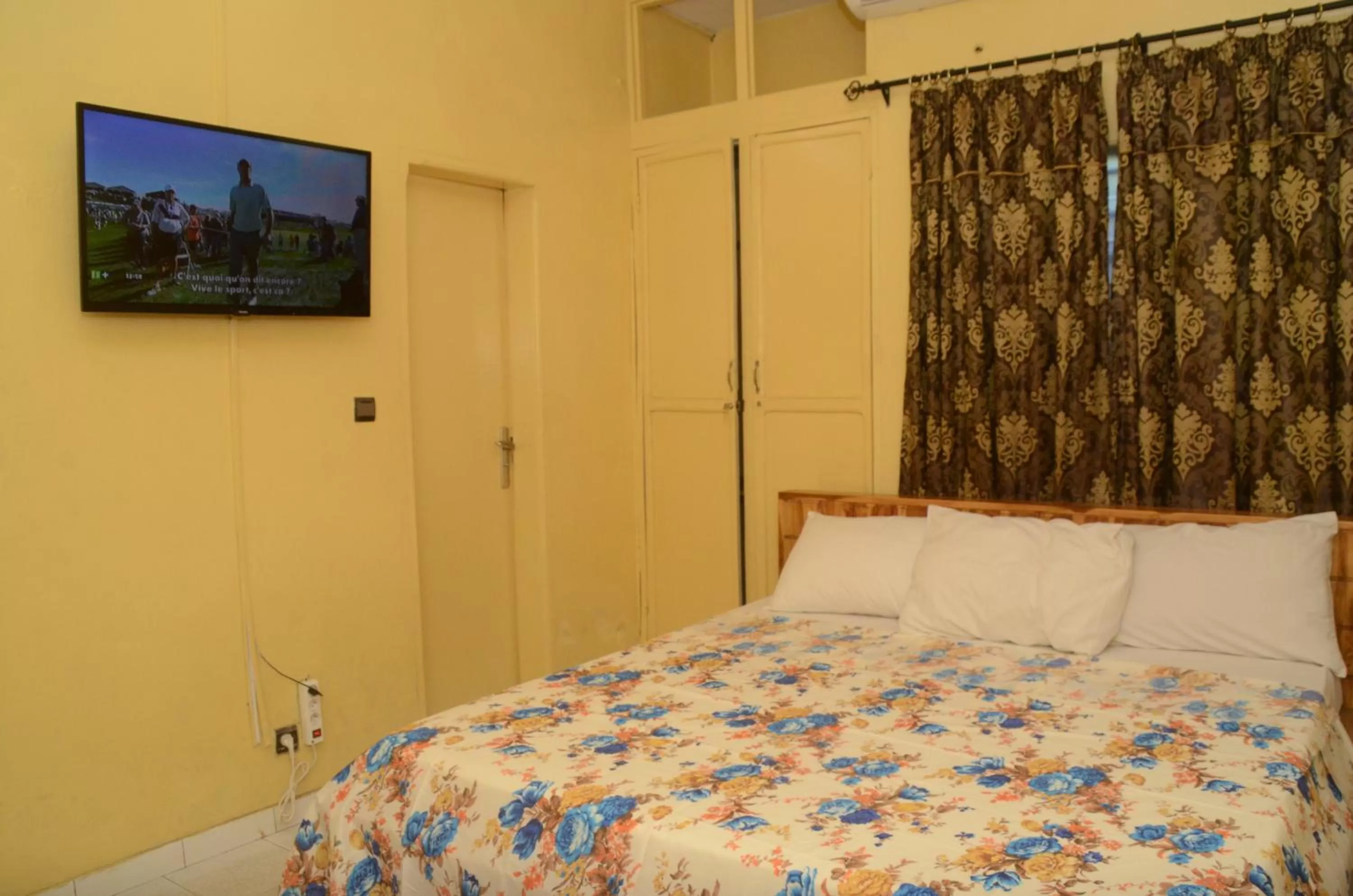 Bed in Hotel Ambassadors