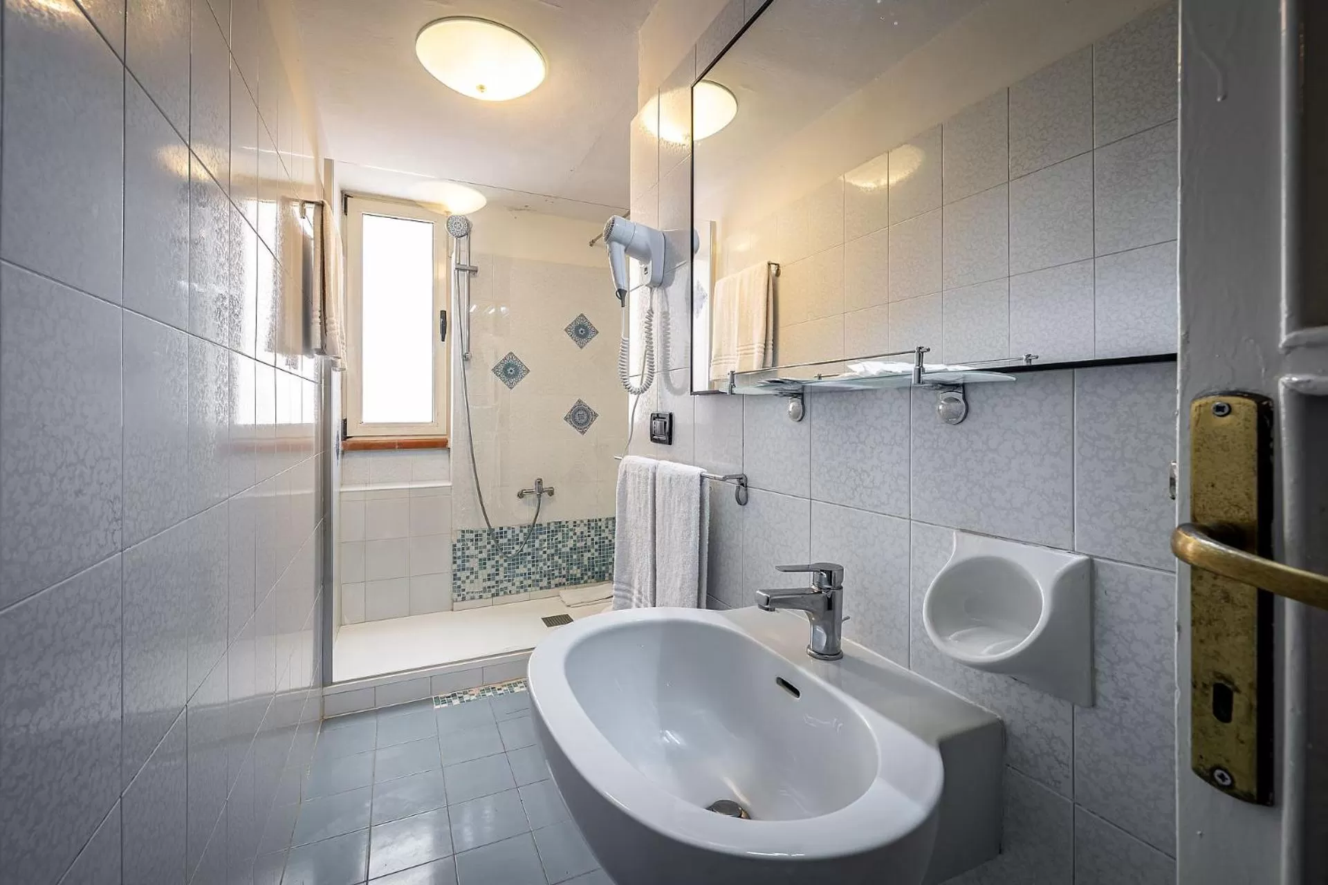 Bathroom in HOTEL VENETO con accesso ZTL