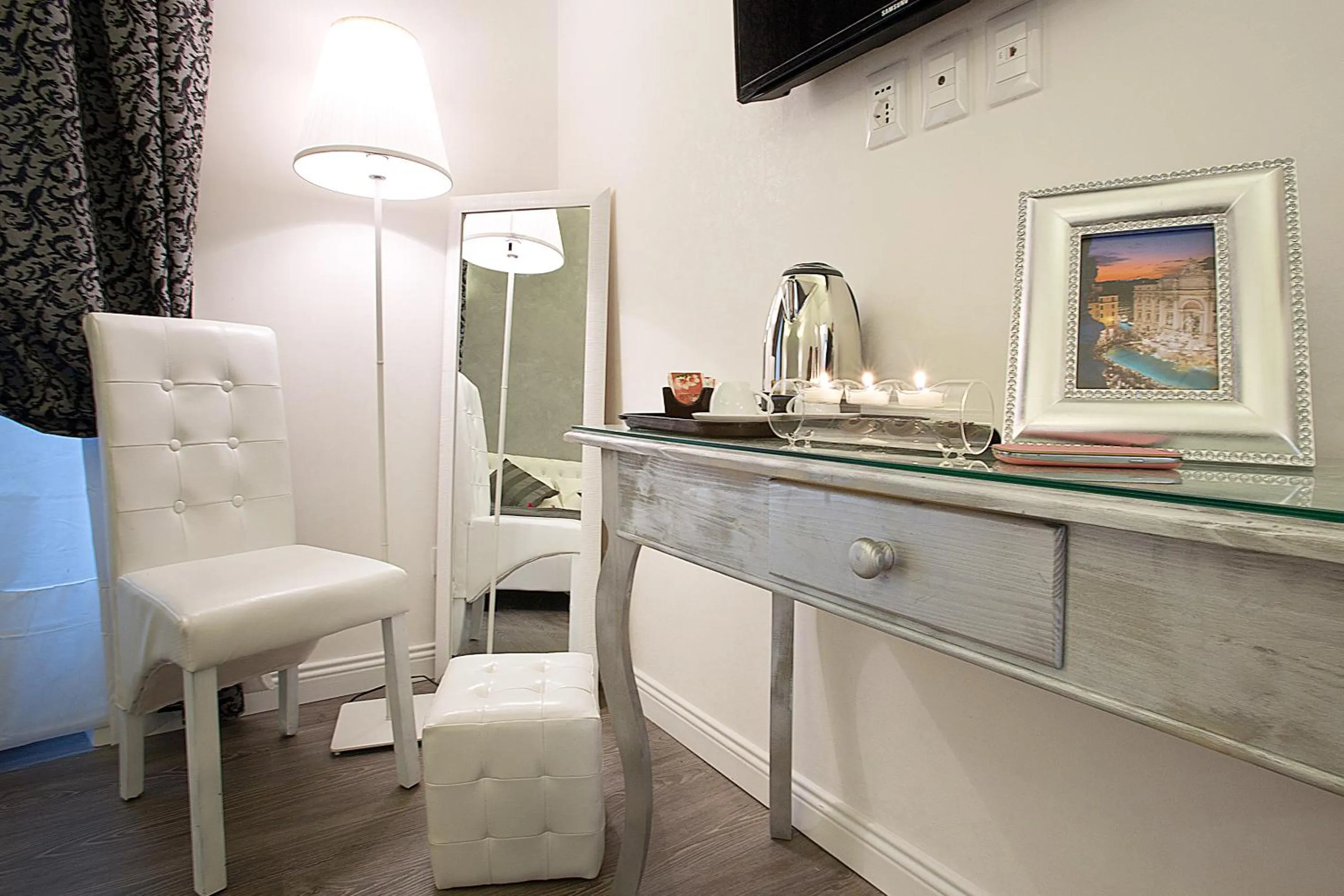 Seating area in Rome Key Home