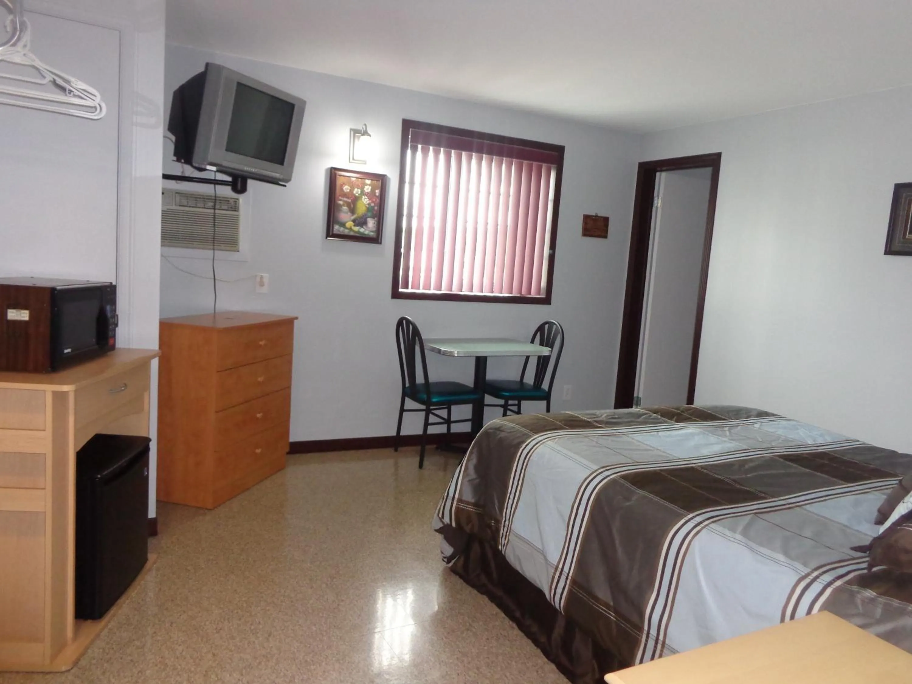 Photo of the whole room, Bed in Happy Motel