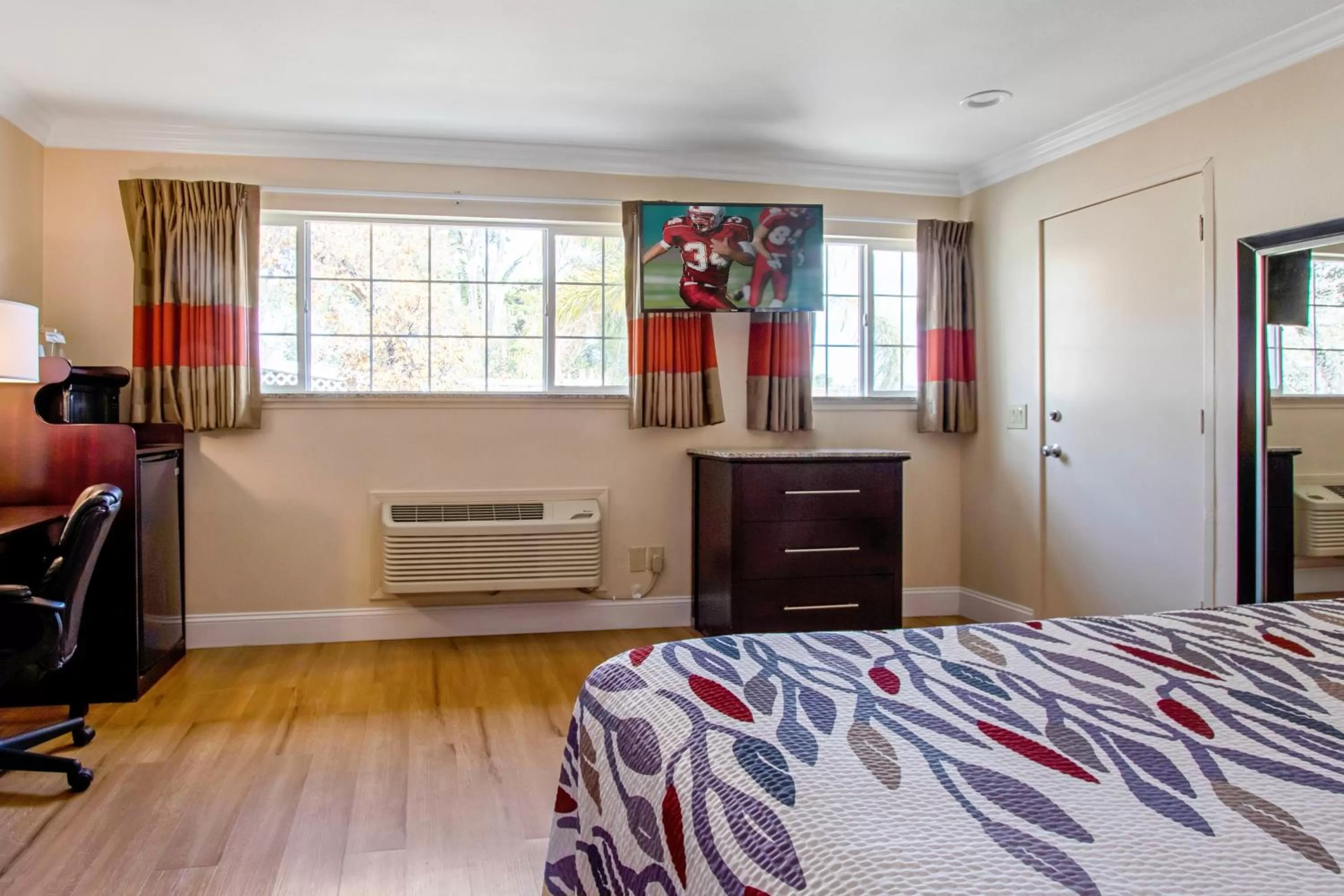 Property building, Bed in Red Roof Inn & Suites Monterey