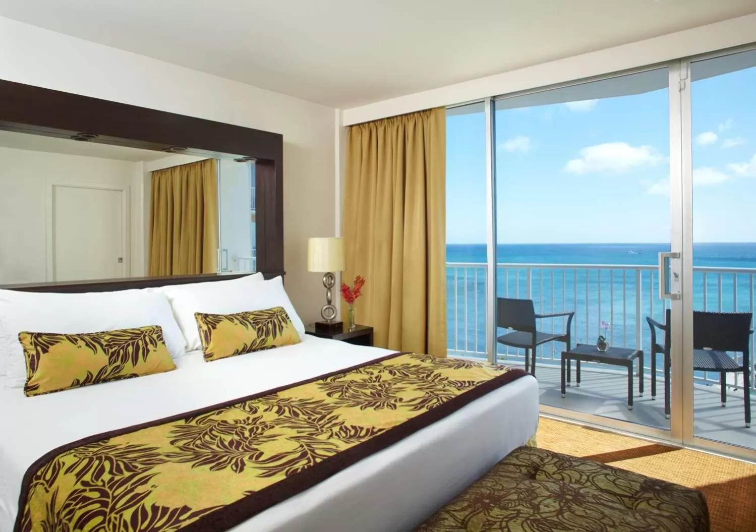 Patio, Bed in Park Shore Waikiki