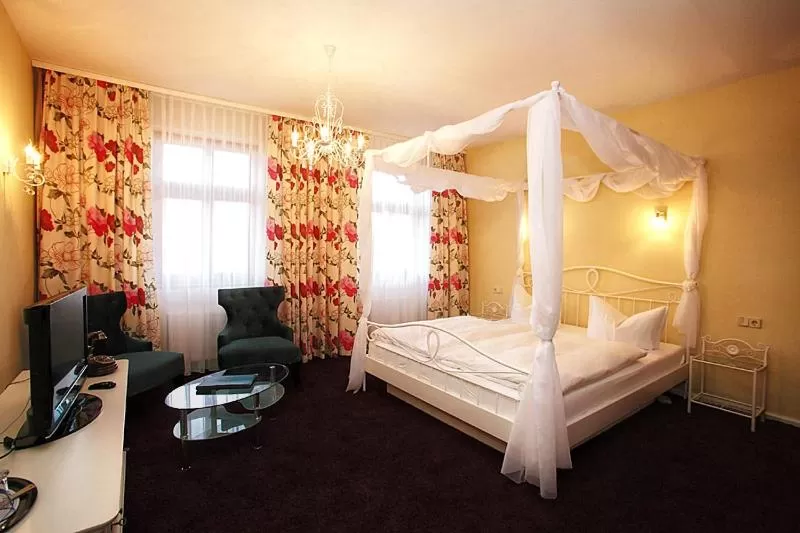 Photo of the whole room, Bed in Hotel zur Insel