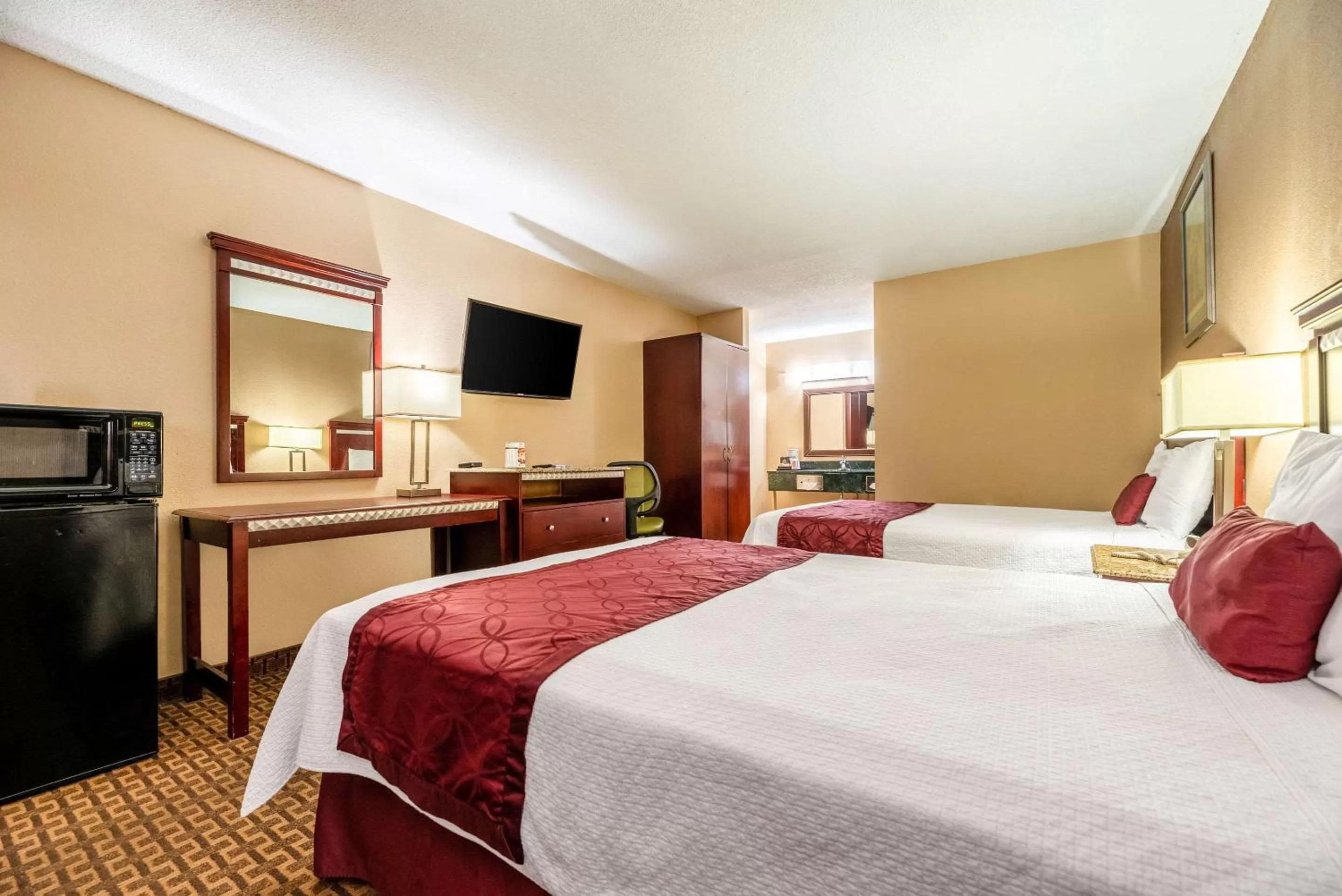 Photo of the whole room, Bed in Rodeway Inn Bushnell