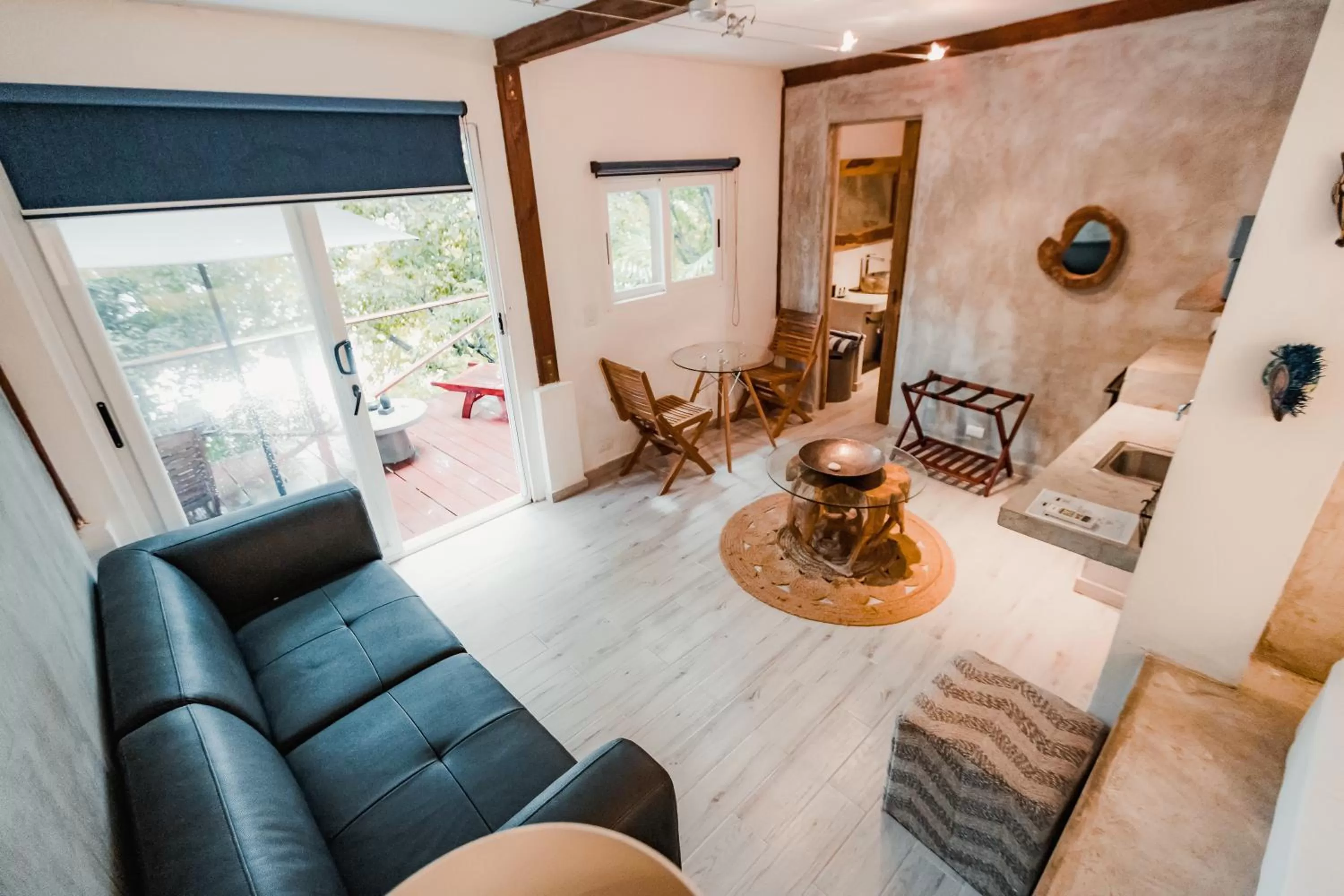 Living room in Saboga Lodge