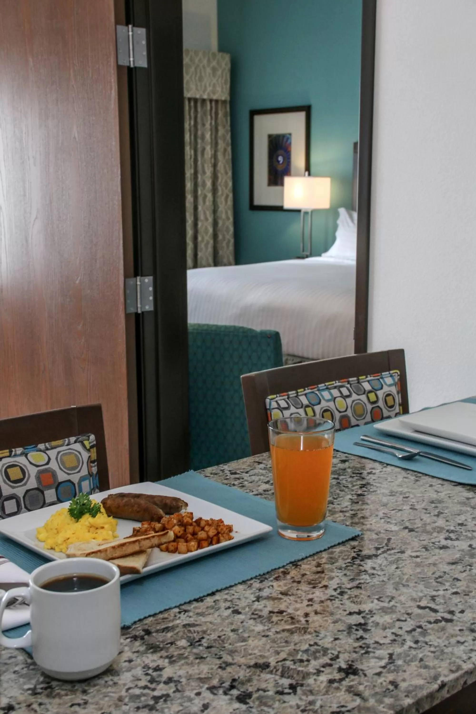 Kitchen or kitchenette in Holiday Inn & Suites Denver Tech Center-Centennial by IHG