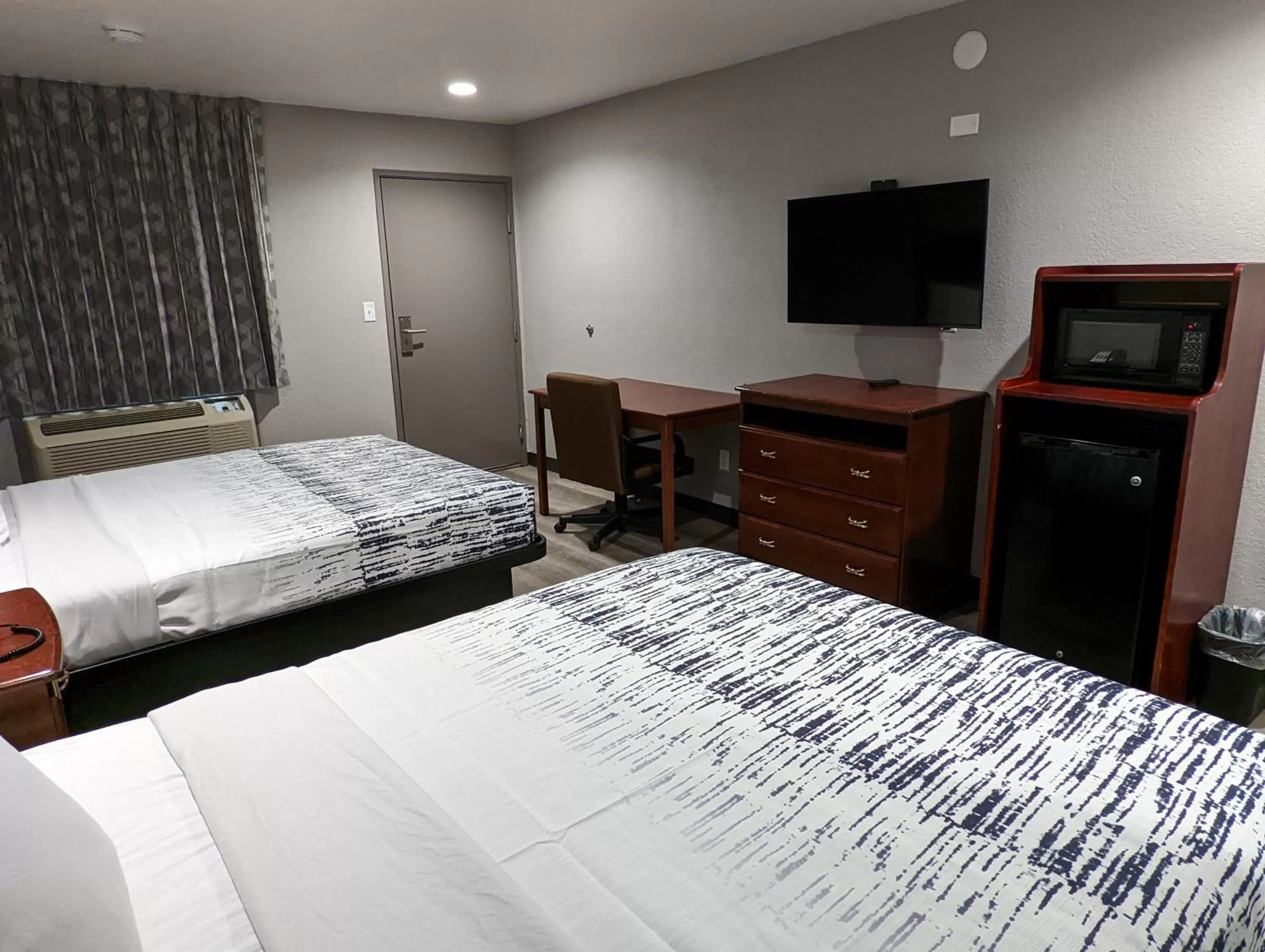 Property building, Bed in OKC Hotel