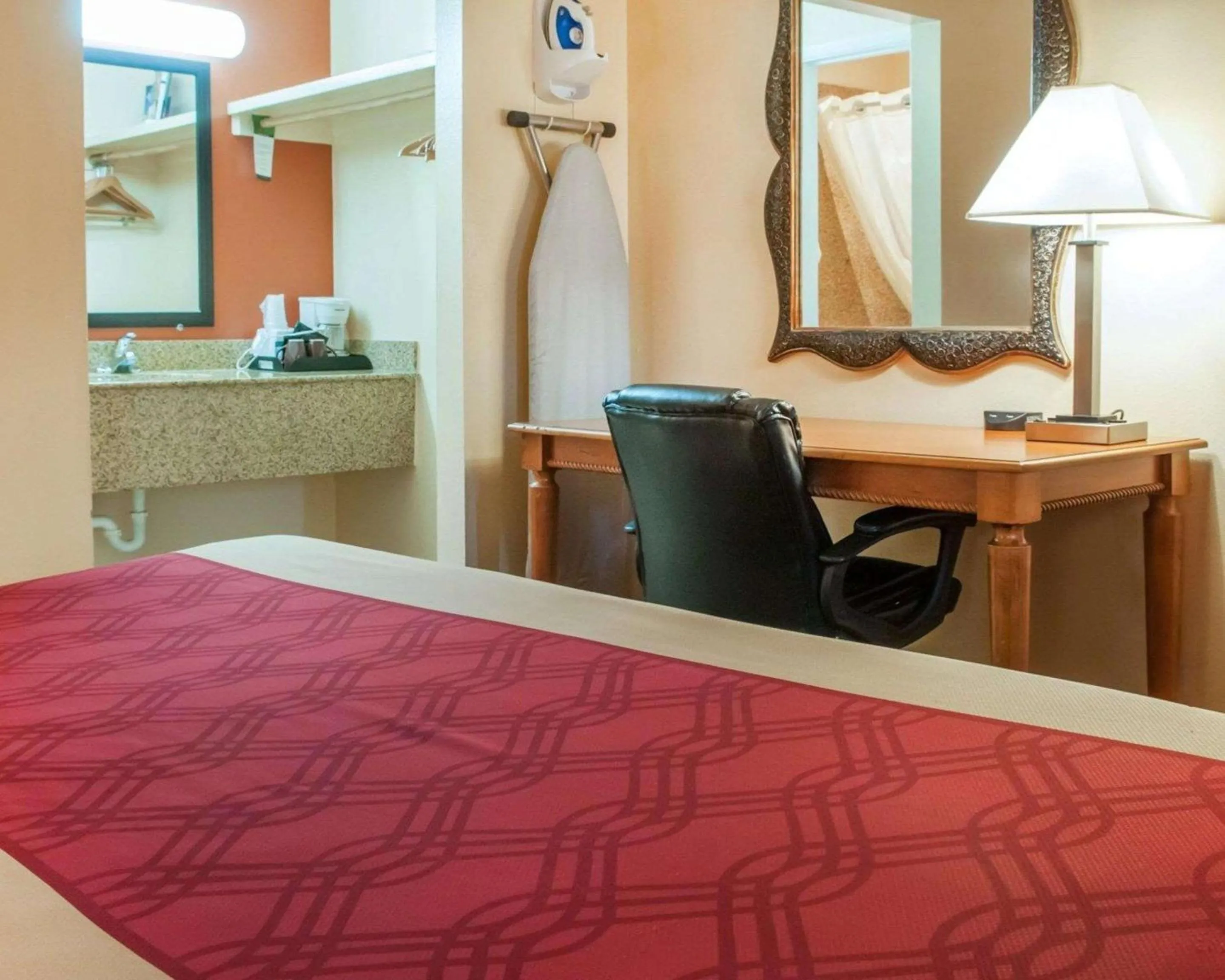 Photo of the whole room in Econo Lodge Hobbs