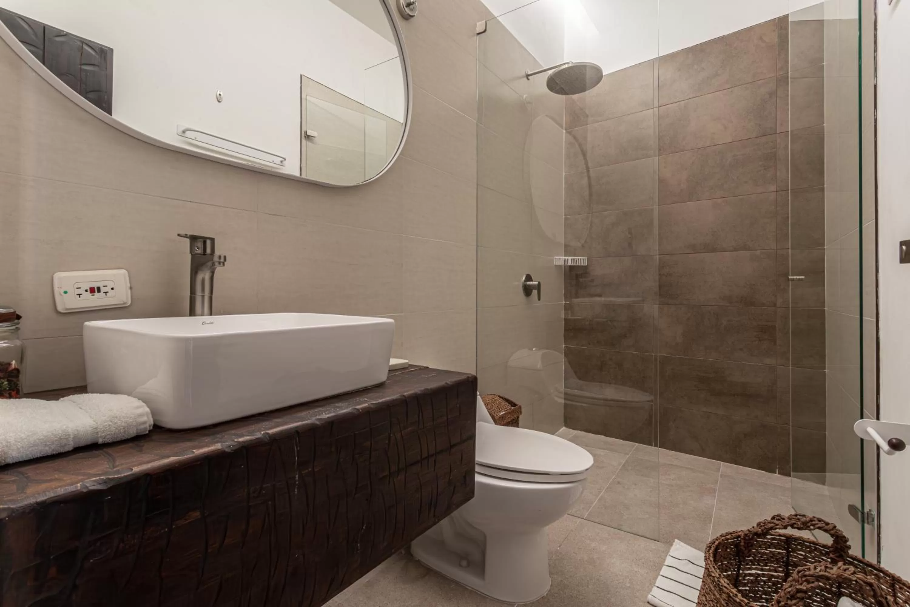 Shower in Soy Local Insignia