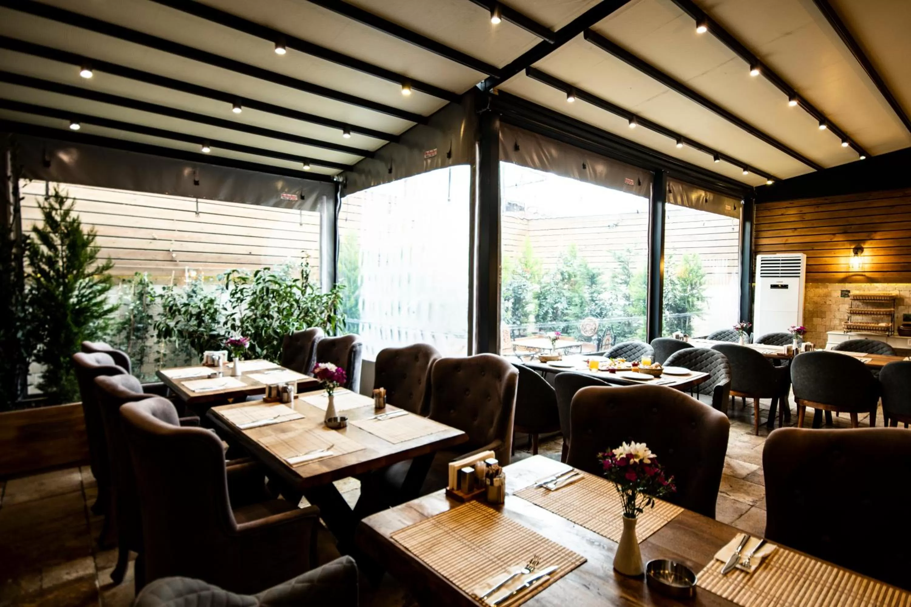 Garden, Restaurant/Places to Eat in Pruva Hotel